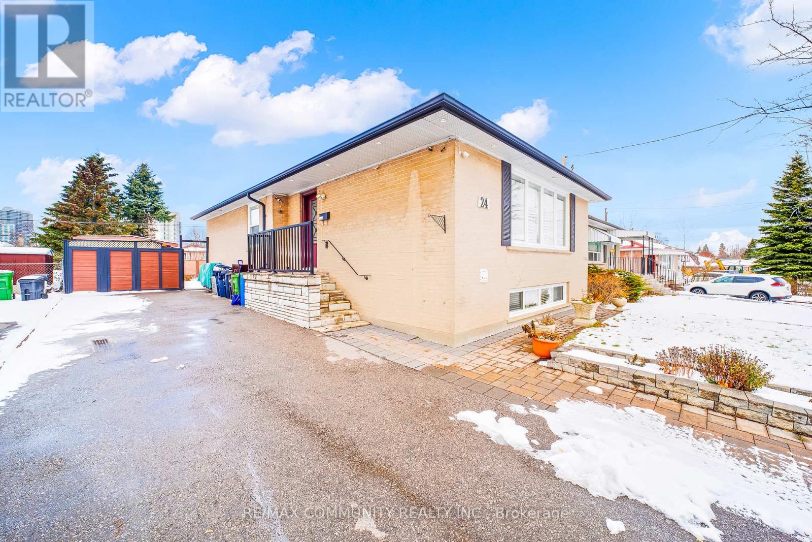 24 Hurley Crescent, Toronto, Ontario  M1P 4H4 - Photo 5 - E12599716