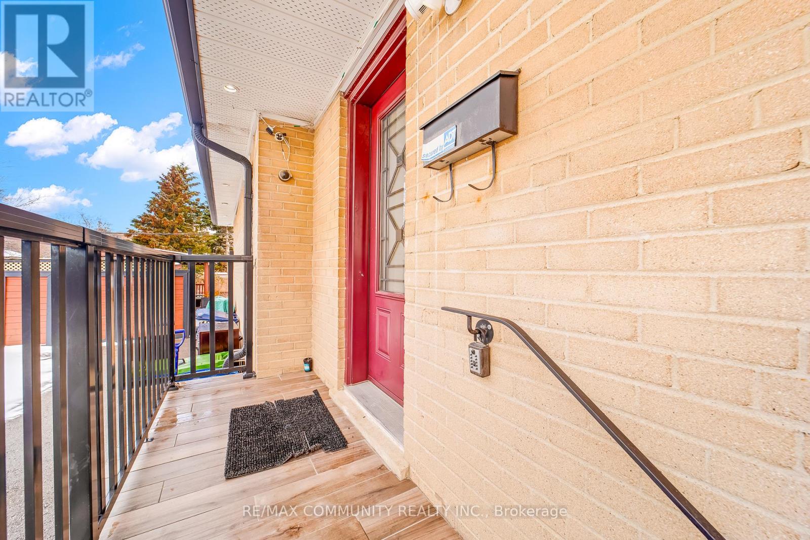 24 Hurley Crescent, Toronto, Ontario  M1P 4H4 - Photo 6 - E12599716