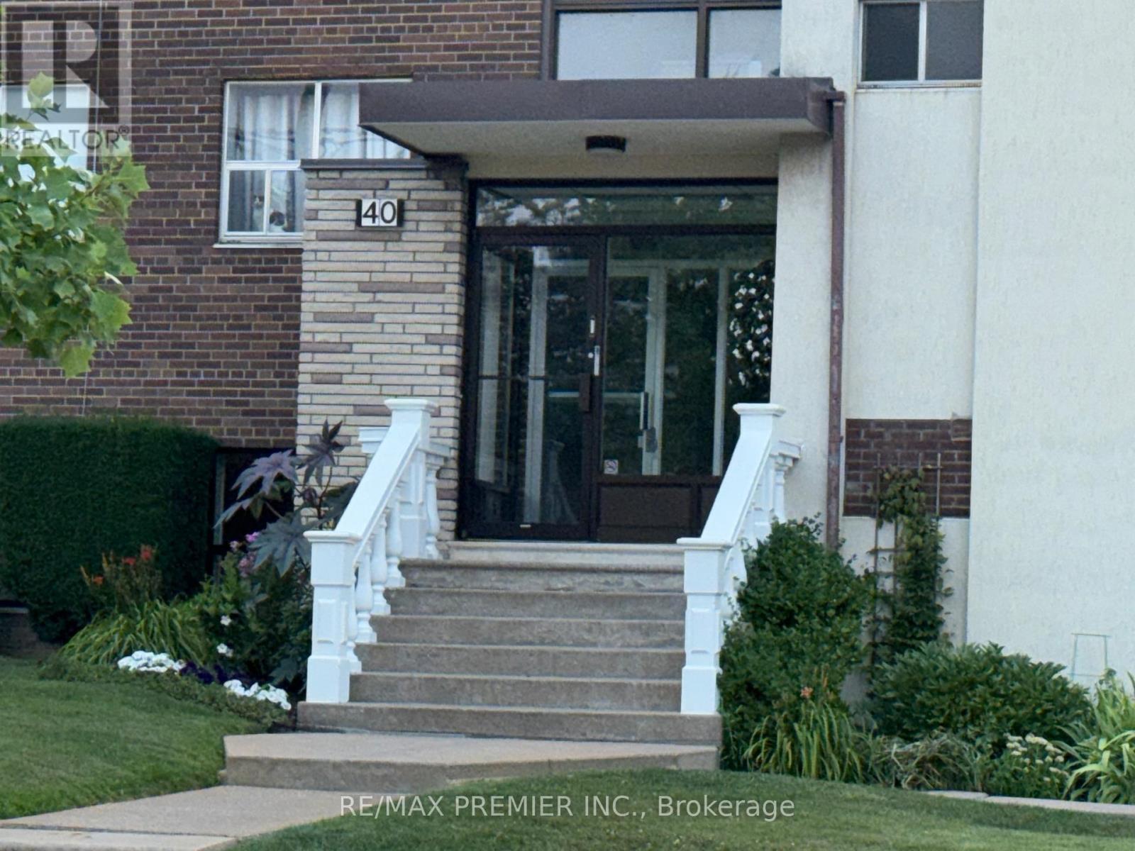 2 - 40 Torbolton Drive, Toronto, Ontario  M9W 3Y2 - Photo 9 - W12599704