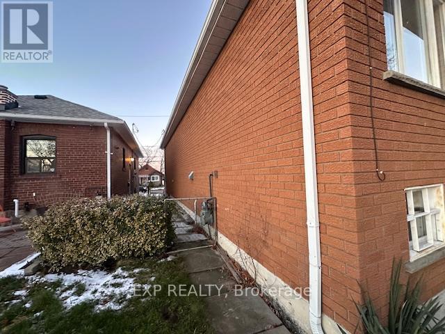 27 Venn Crescent, Toronto, Ontario  M6M 1S5 - Photo 2 - W12599730