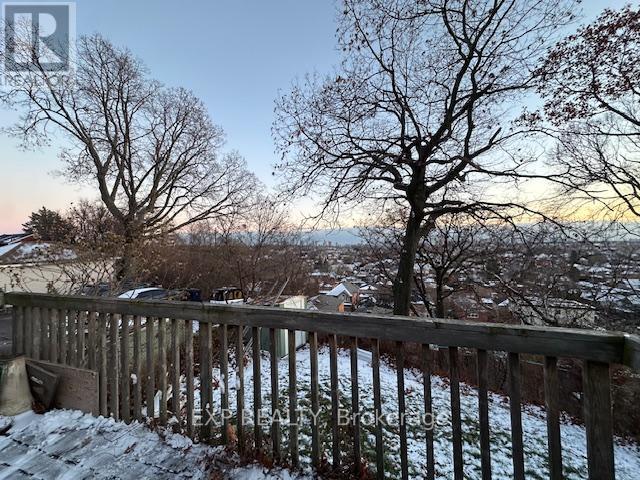 27 Venn Crescent, Toronto, Ontario  M6M 1S5 - Photo 3 - W12599730