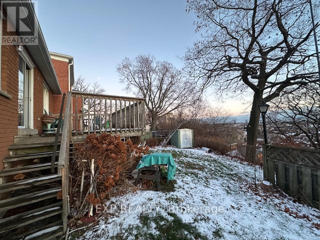 27 Venn Crescent, Toronto, Ontario  M6M 1S5 - Photo 4 - W12599730