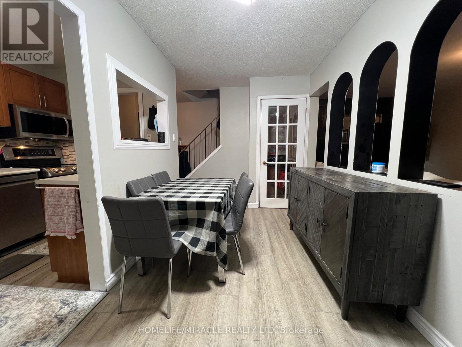 5 Glencairn Square, Brampton, Ontario  L6S 2H7 - Photo 4 - W12599786