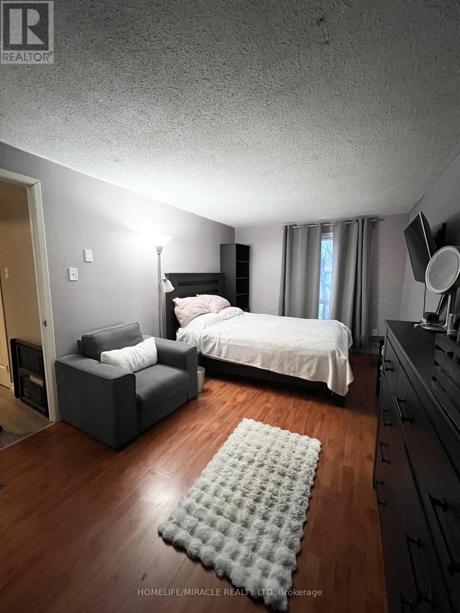 5 Glencairn Square, Brampton, Ontario  L6S 2H7 - Photo 7 - W12599786