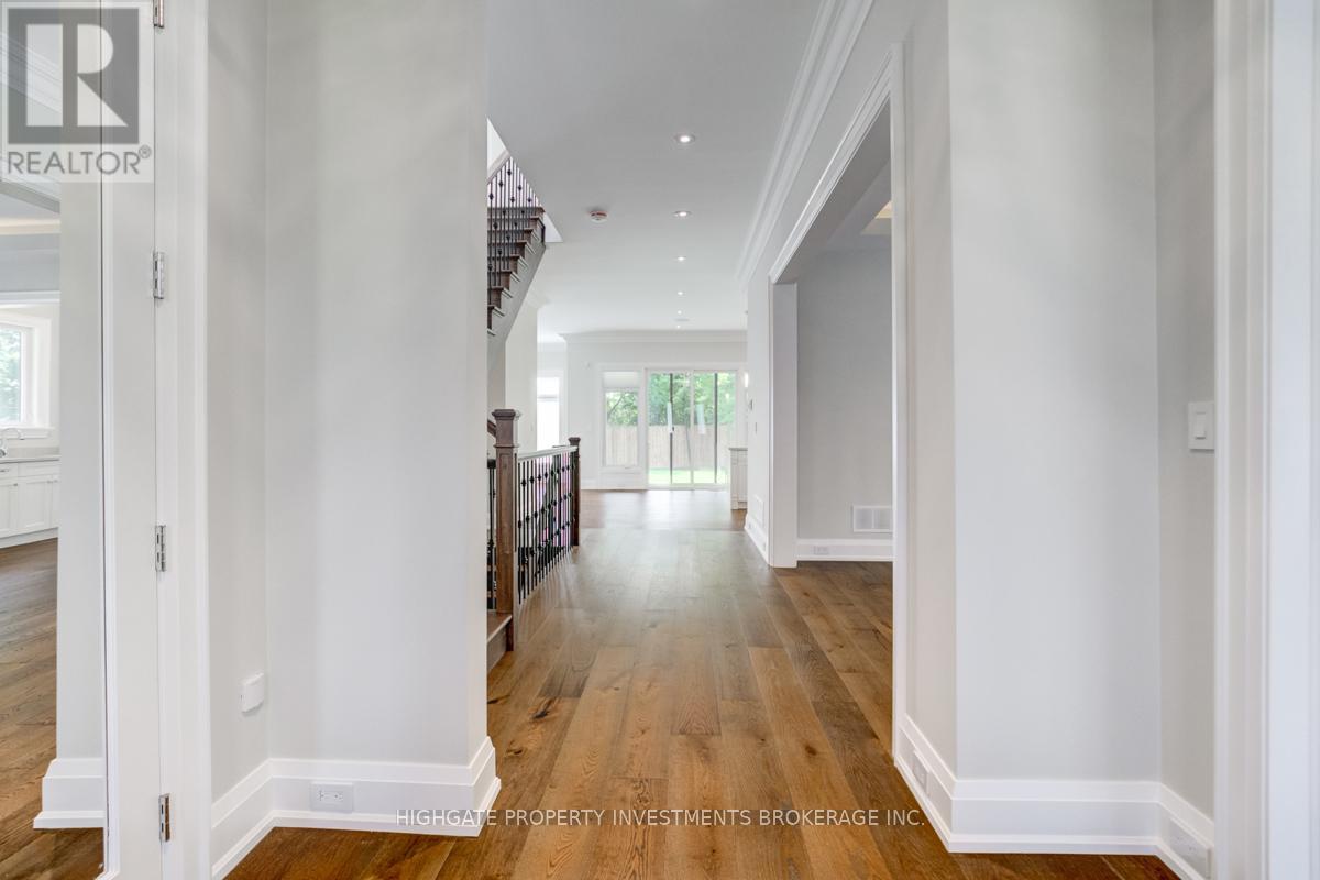 1344 Waverly Avenue, Oakville, Ontario  L6L 2S3 - Photo 4 - W12599800