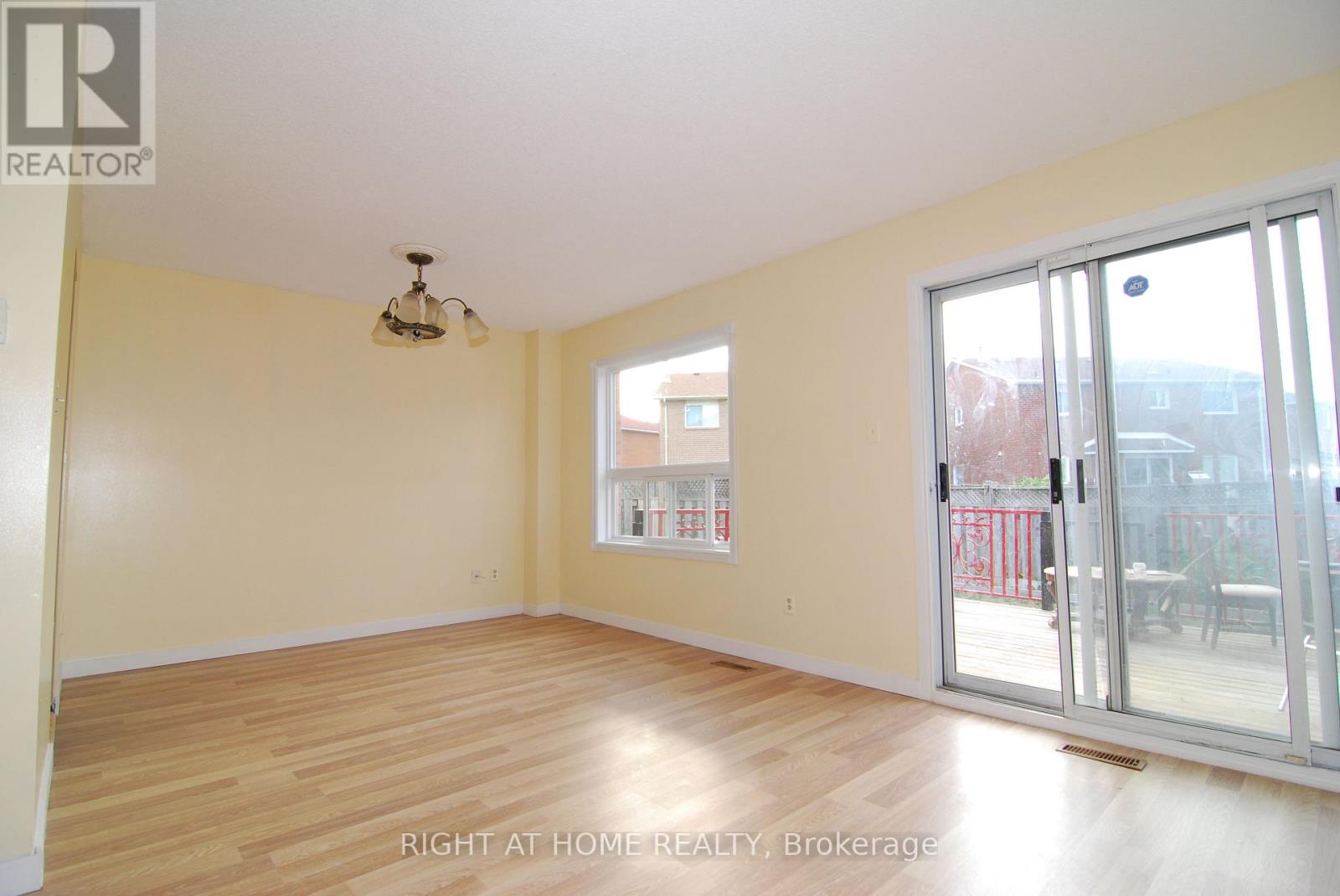 158 Toba Crescent, Brampton (Heart Lake East), Ontario  L6Z 4R9 - Photo 5 - W12599802