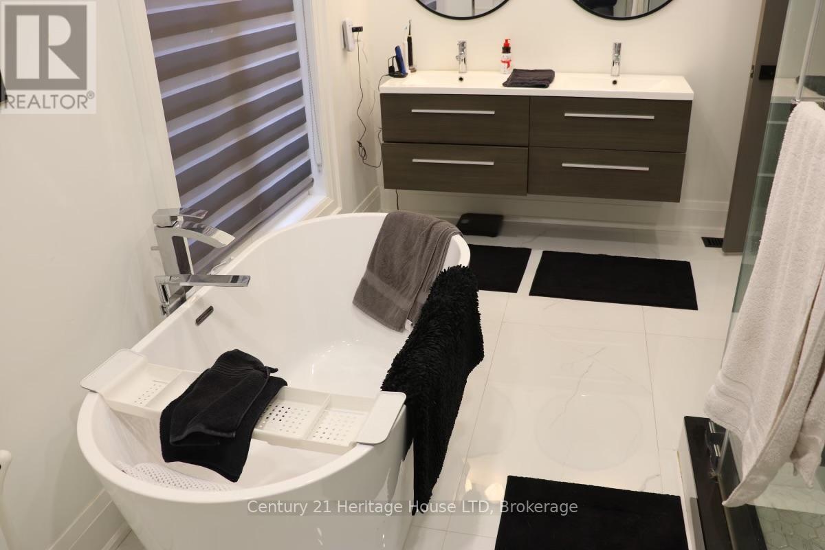 9785 Niagara River Parkway, Niagara Falls, Ontario  L2E 6S6 - Photo 22 - X12599856