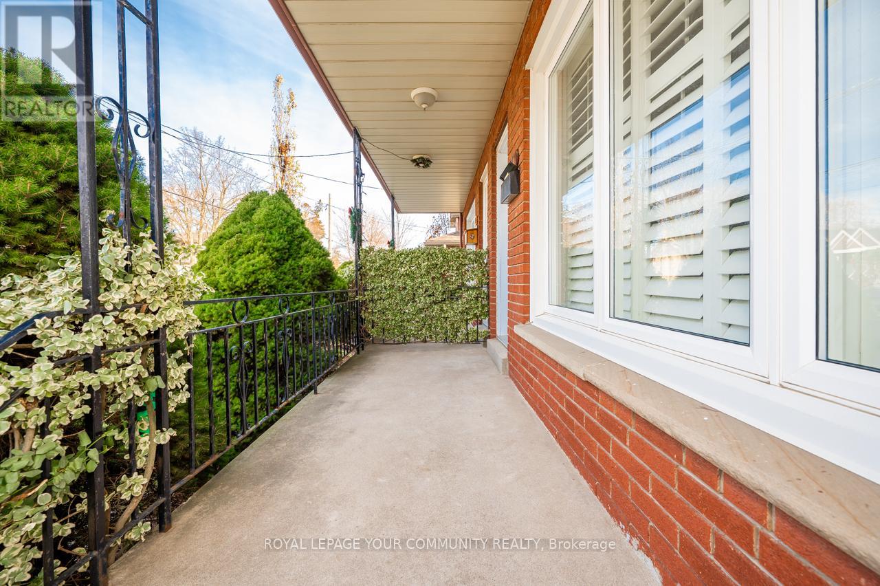 33a Alcan Avenue, Toronto, Ontario  M8W 1V4 - Photo 4 - W12592818