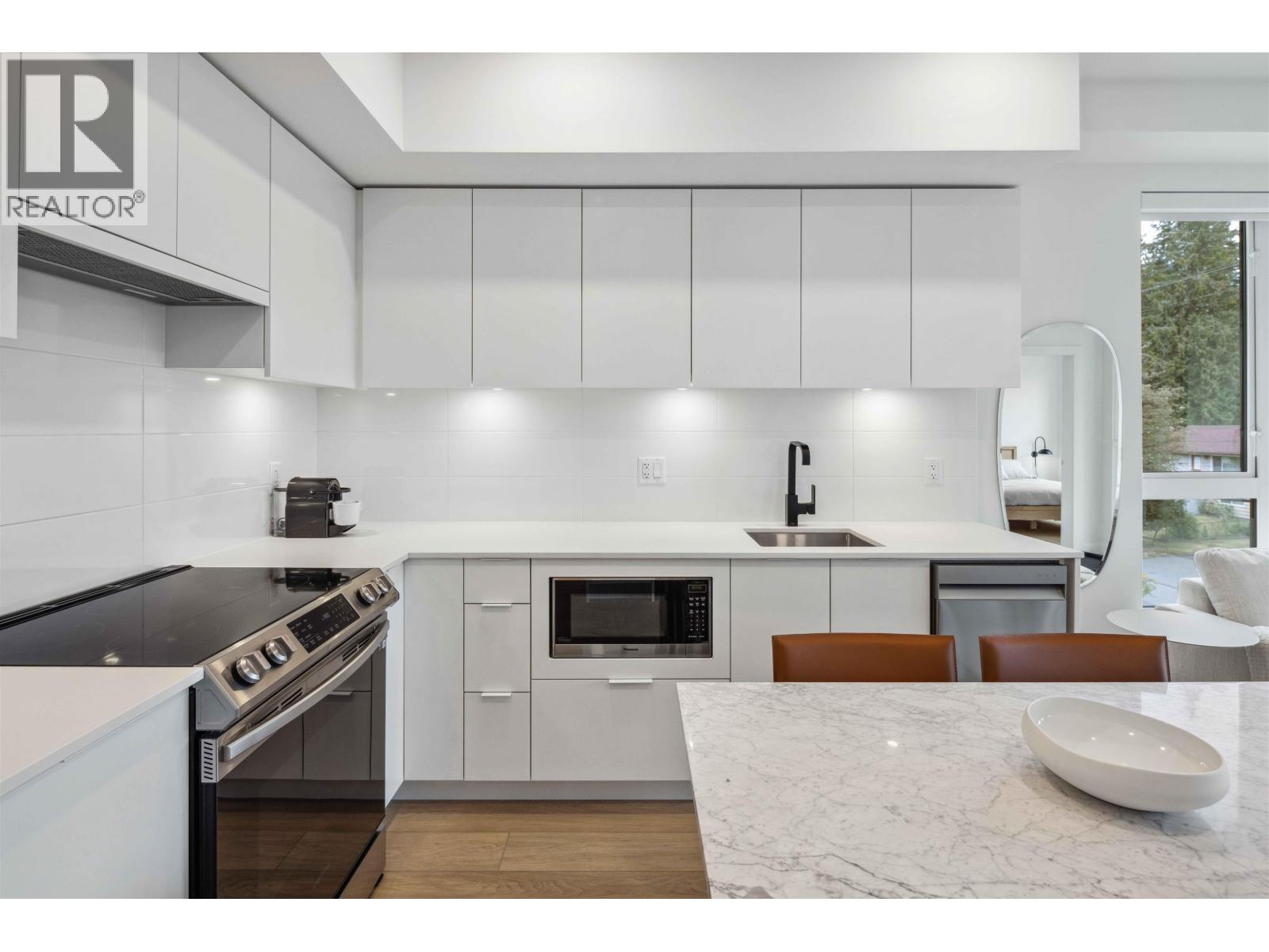 710 Dogwood Street, Coquitlam, British Columbia V3J 0P6 - Photo 2 - R3072078