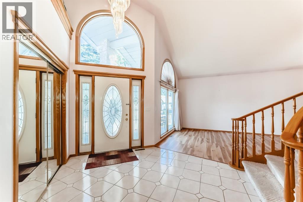 17 Santana Manor Nw, Calgary, Alberta  T3K 3M4 - Photo 5 - A2260143