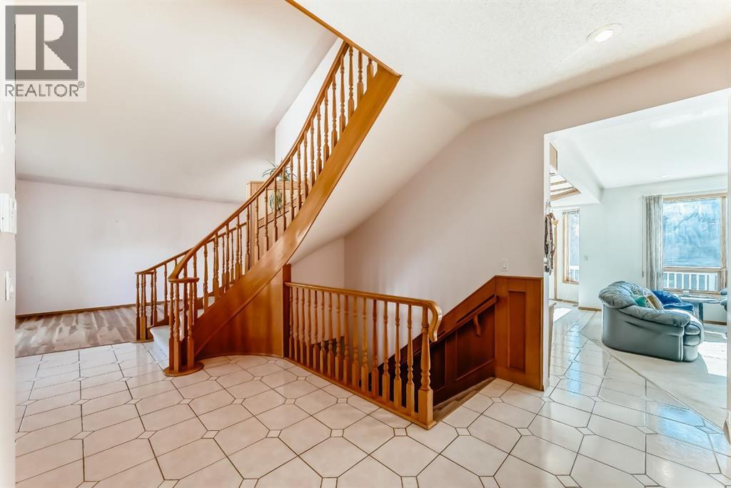 17 Santana Manor Nw, Calgary, Alberta  T3K 3M4 - Photo 7 - A2260143