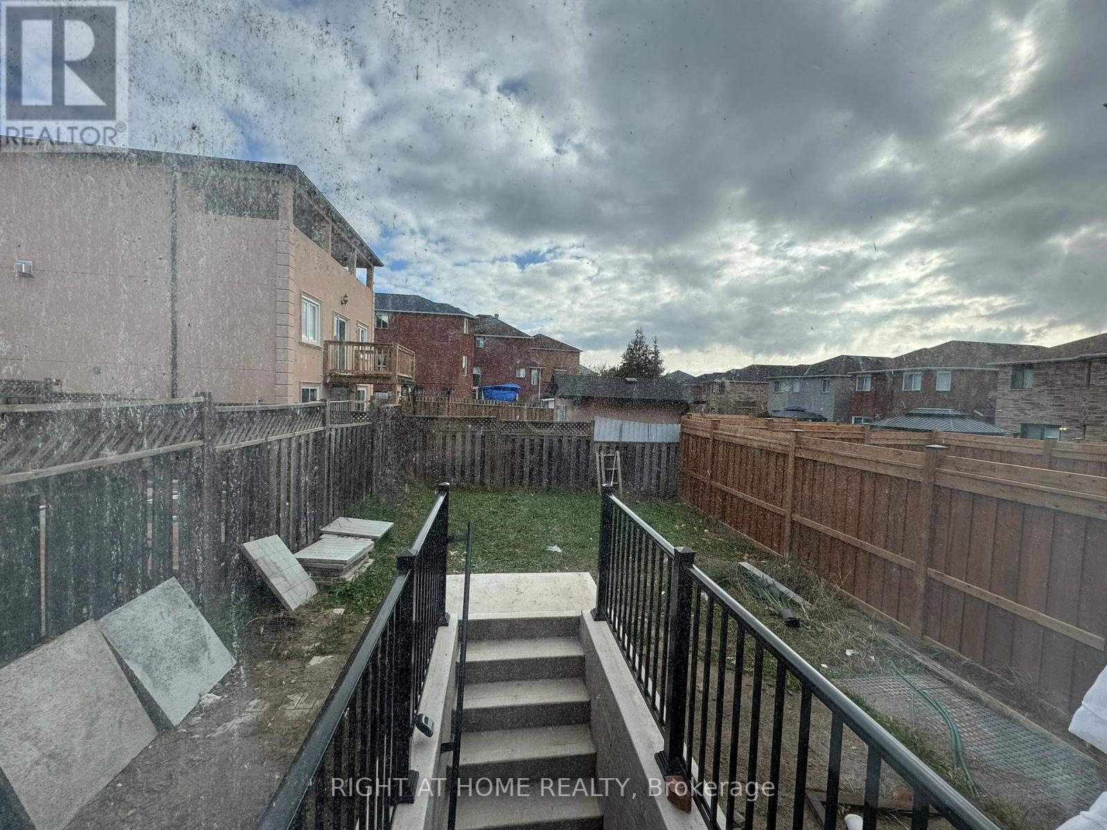 Entire Property - 830 Avonshire Court, Mississauga, Ontario L5V 2P2 - Photo 17 - W12599914