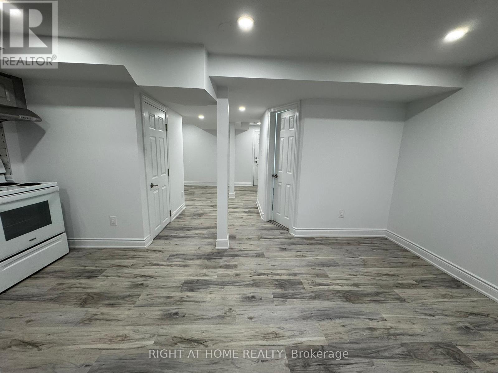 Entire Property - 830 Avonshire Court, Mississauga, Ontario L5V 2P2 - Photo 18 - W12599914