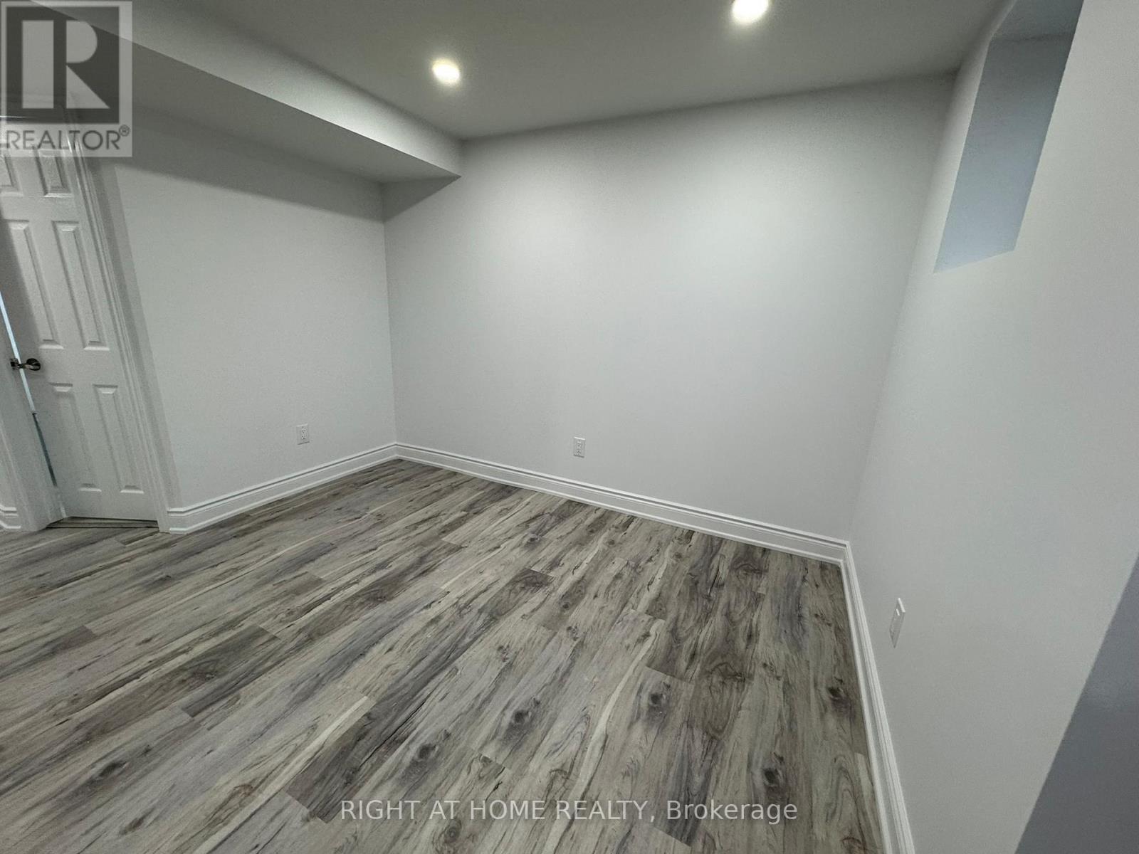 Entire Property - 830 Avonshire Court, Mississauga, Ontario L5V 2P2 - Photo 19 - W12599914