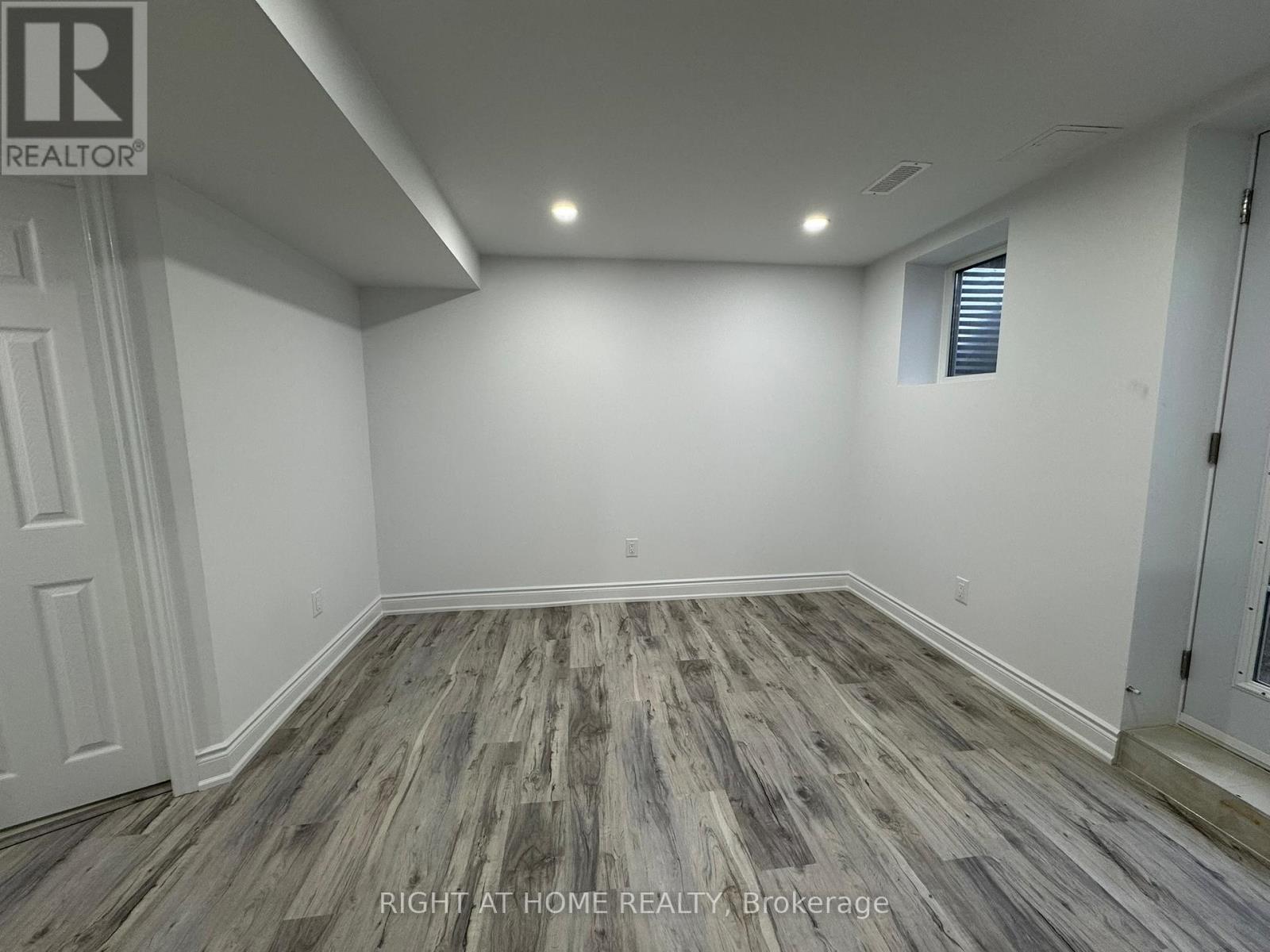 Entire Property - 830 Avonshire Court, Mississauga, Ontario L5V 2P2 - Photo 20 - W12599914