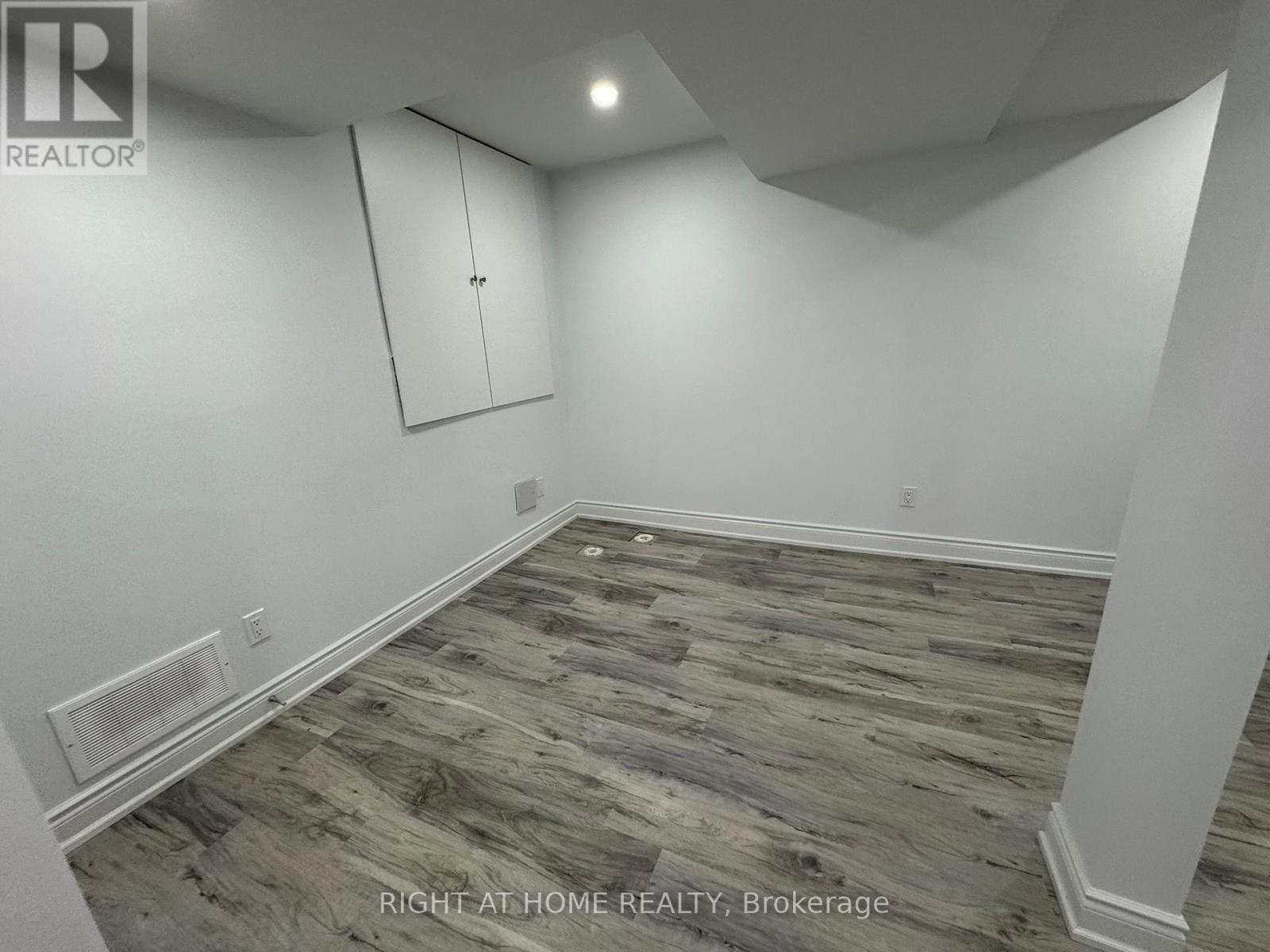 Entire Property - 830 Avonshire Court, Mississauga, Ontario L5V 2P2 - Photo 21 - W12599914