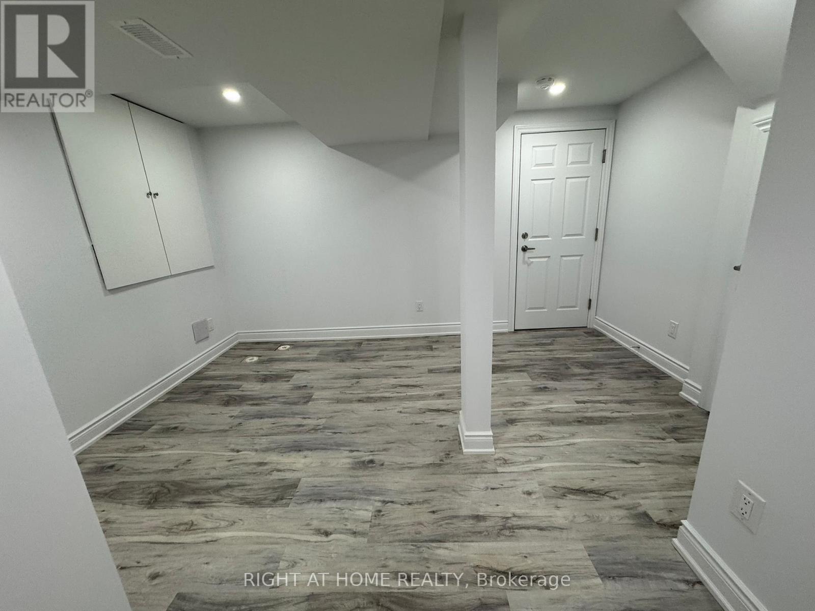 Entire Property - 830 Avonshire Court, Mississauga, Ontario L5V 2P2 - Photo 22 - W12599914