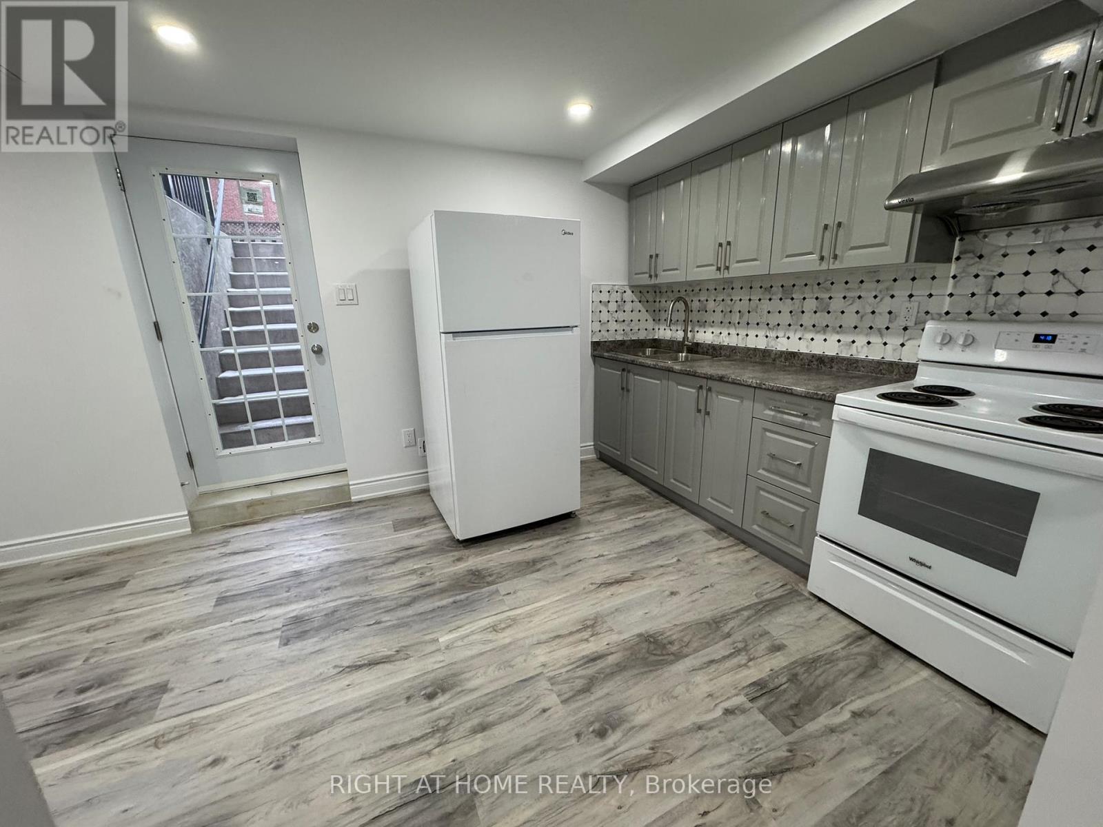 Entire Property - 830 Avonshire Court, Mississauga, Ontario L5V 2P2 - Photo 23 - W12599914