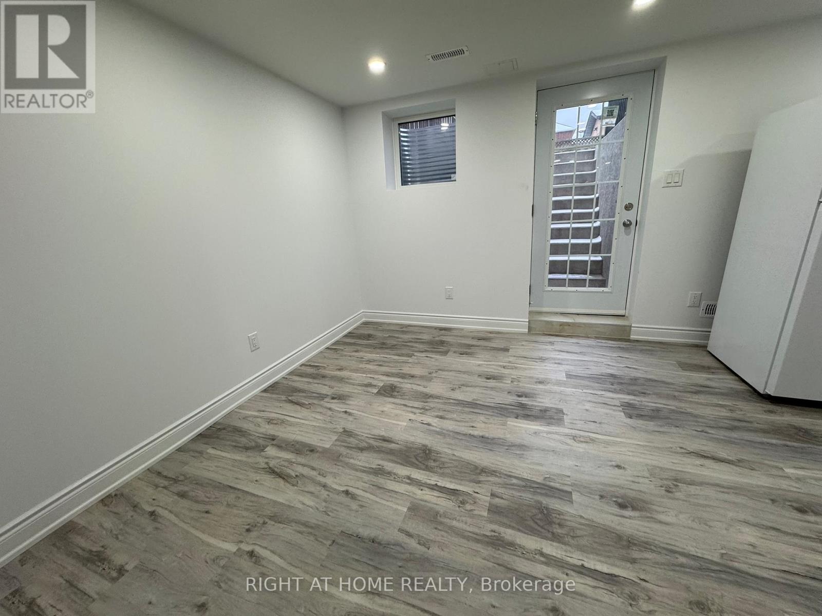 Entire Property - 830 Avonshire Court, Mississauga, Ontario L5V 2P2 - Photo 24 - W12599914