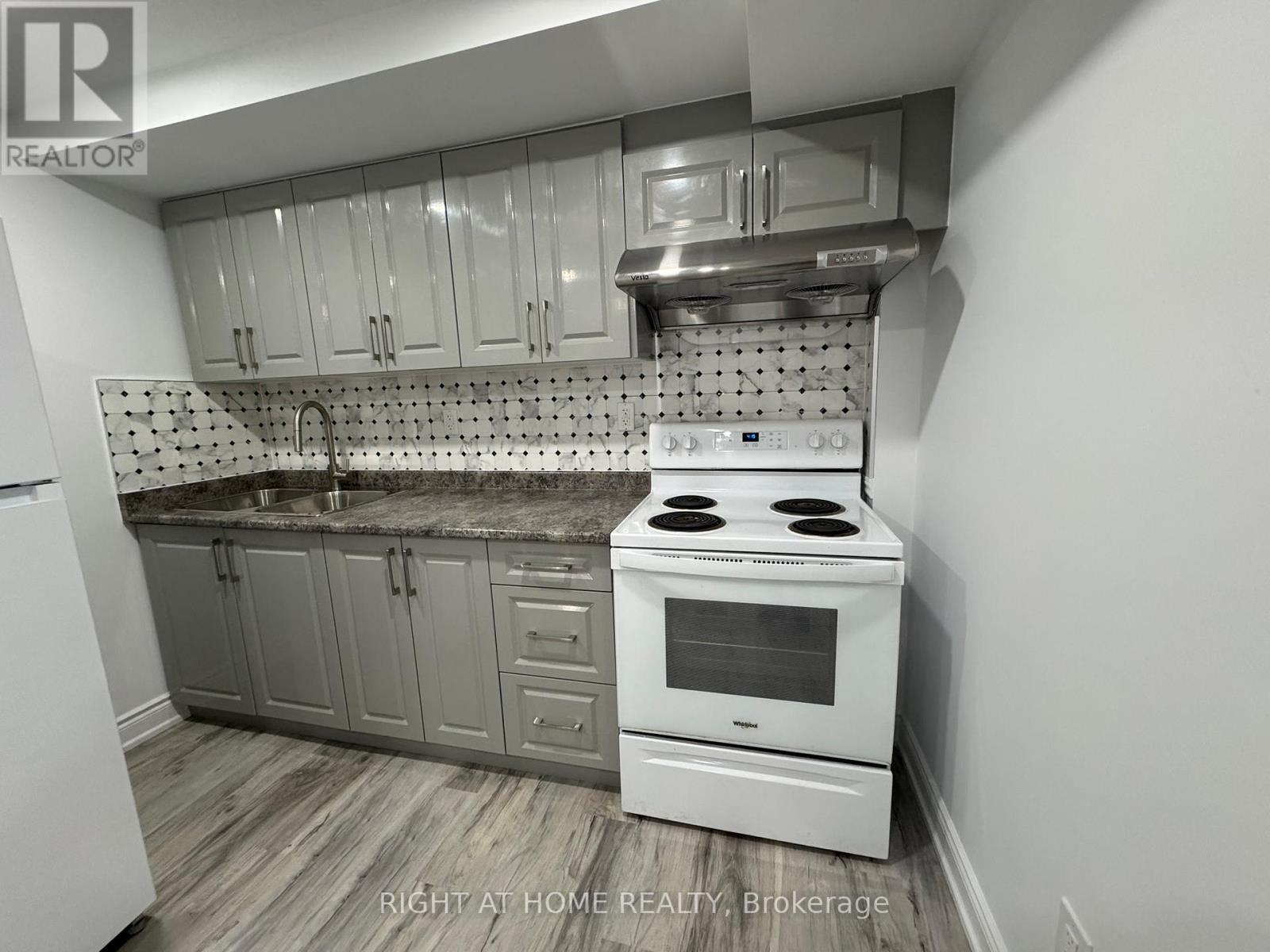 Entire Property - 830 Avonshire Court, Mississauga, Ontario L5V 2P2 - Photo 26 - W12599914