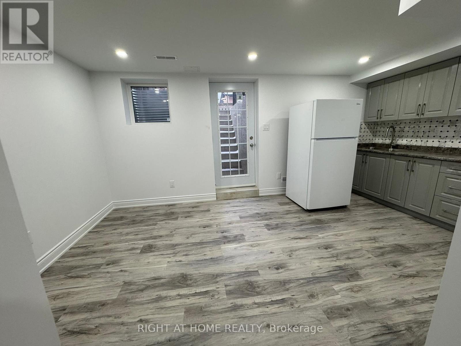 Entire Property - 830 Avonshire Court, Mississauga, Ontario L5V 2P2 - Photo 27 - W12599914