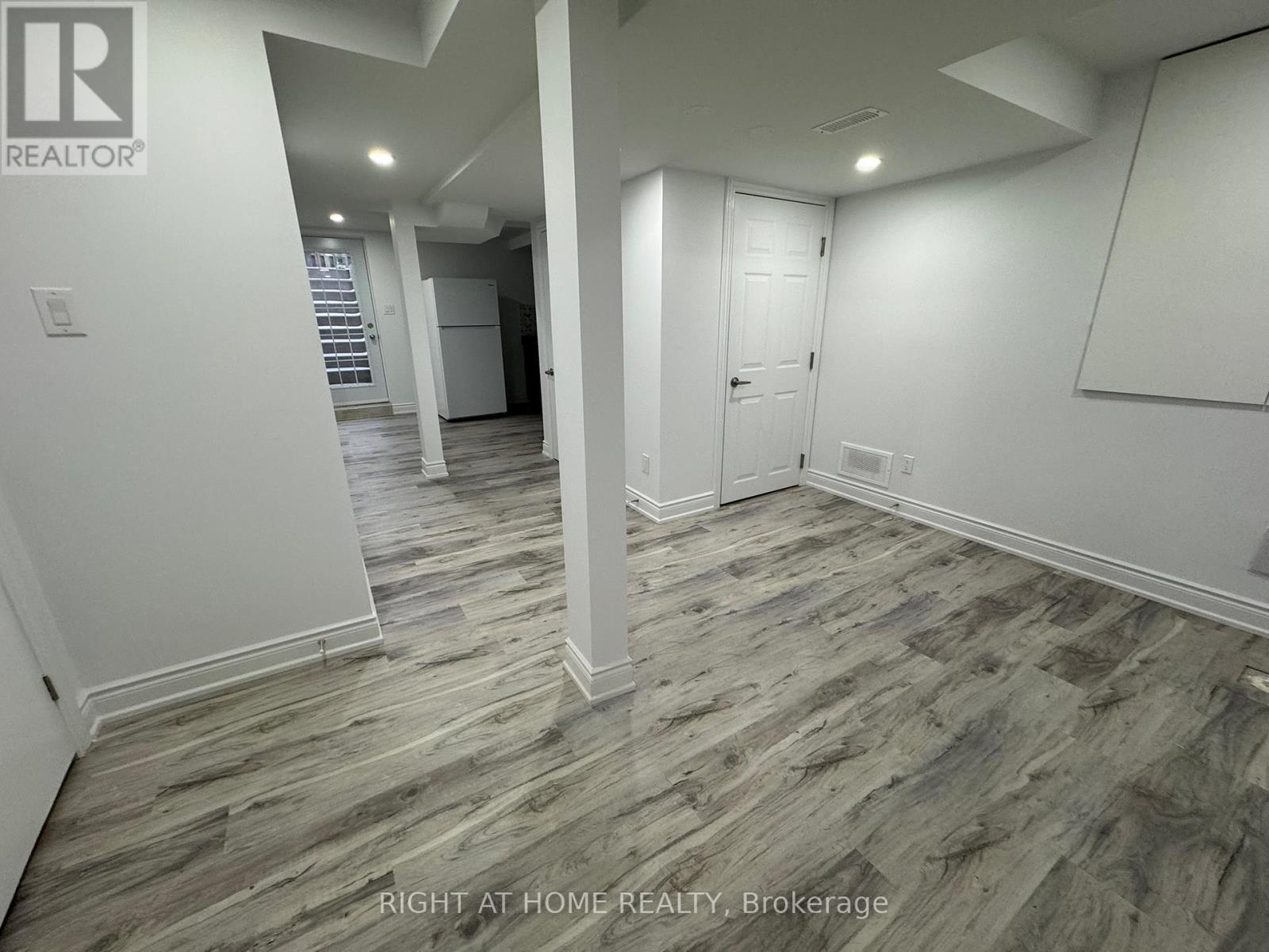 Entire Property - 830 Avonshire Court, Mississauga, Ontario L5V 2P2 - Photo 29 - W12599914