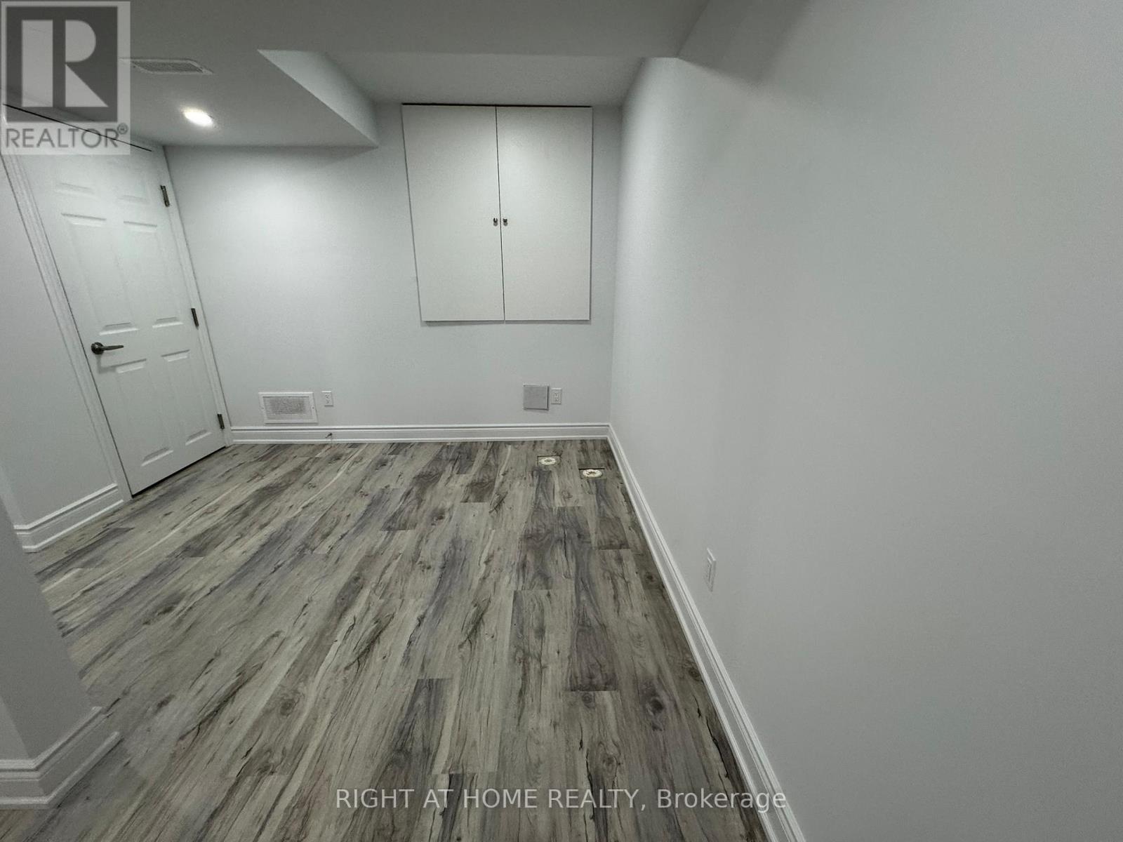 Entire Property - 830 Avonshire Court, Mississauga, Ontario L5V 2P2 - Photo 30 - W12599914