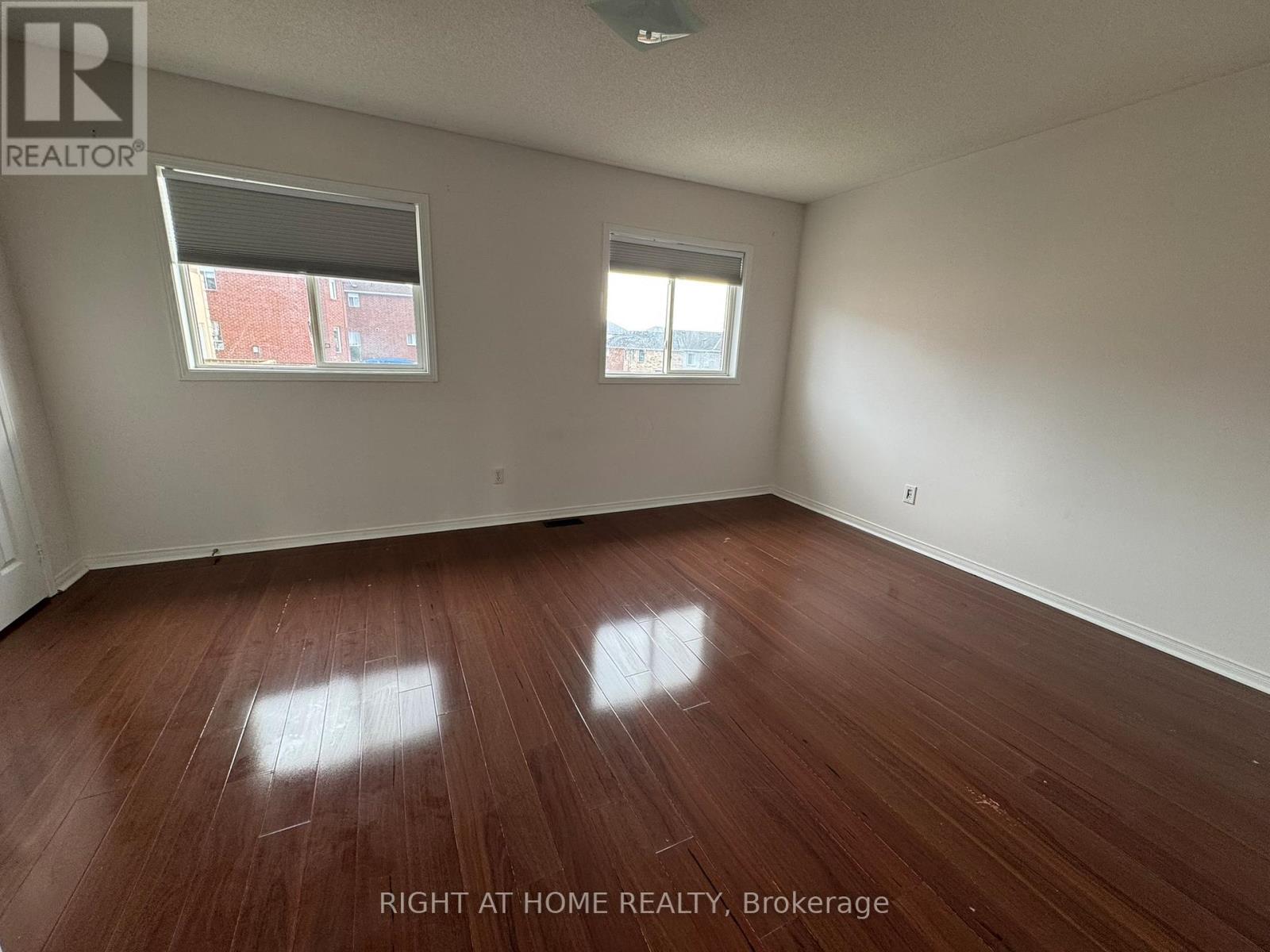 Entire Property - 830 Avonshire Court, Mississauga, Ontario L5V 2P2 - Photo 5 - W12599914