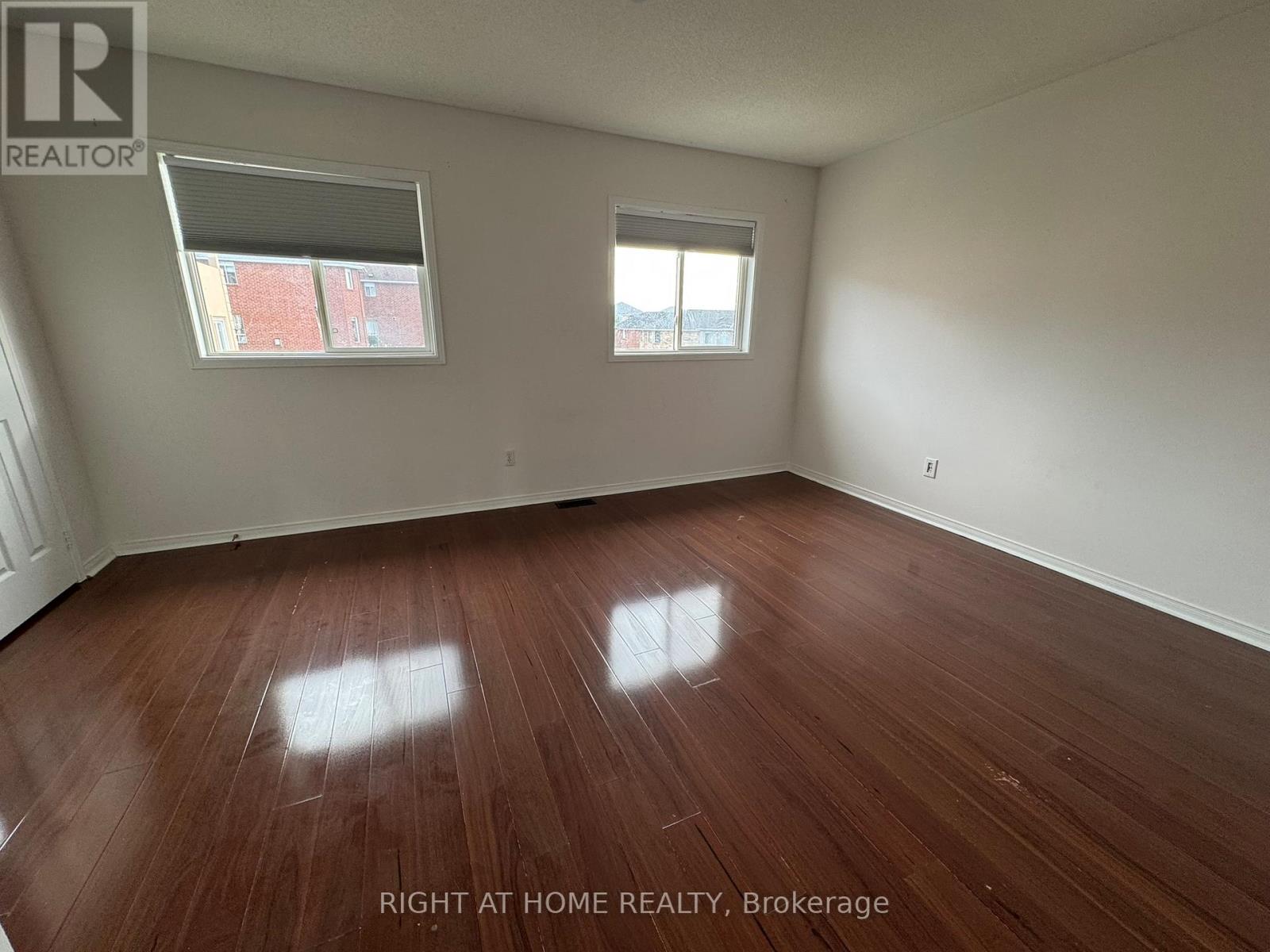 Entire Property - 830 Avonshire Court, Mississauga, Ontario L5V 2P2 - Photo 7 - W12599914