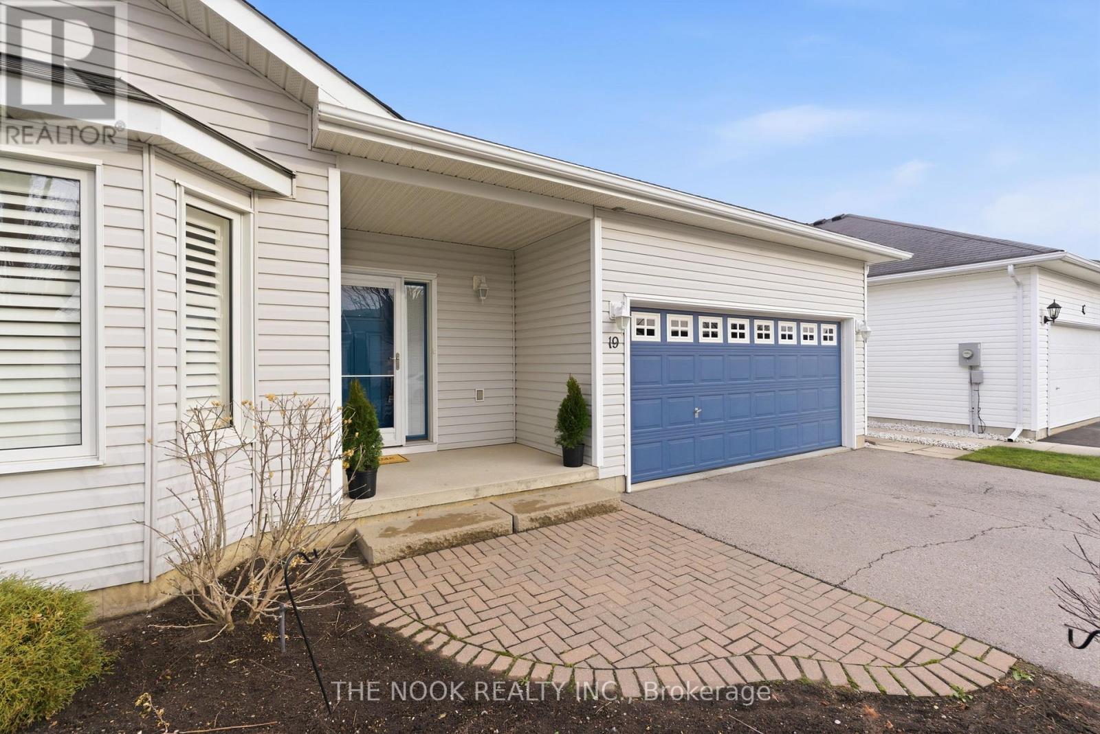 19 Heatherelea Drive E, Clarington, Ontario L1B 0B1 - Photo 3 - E12599940