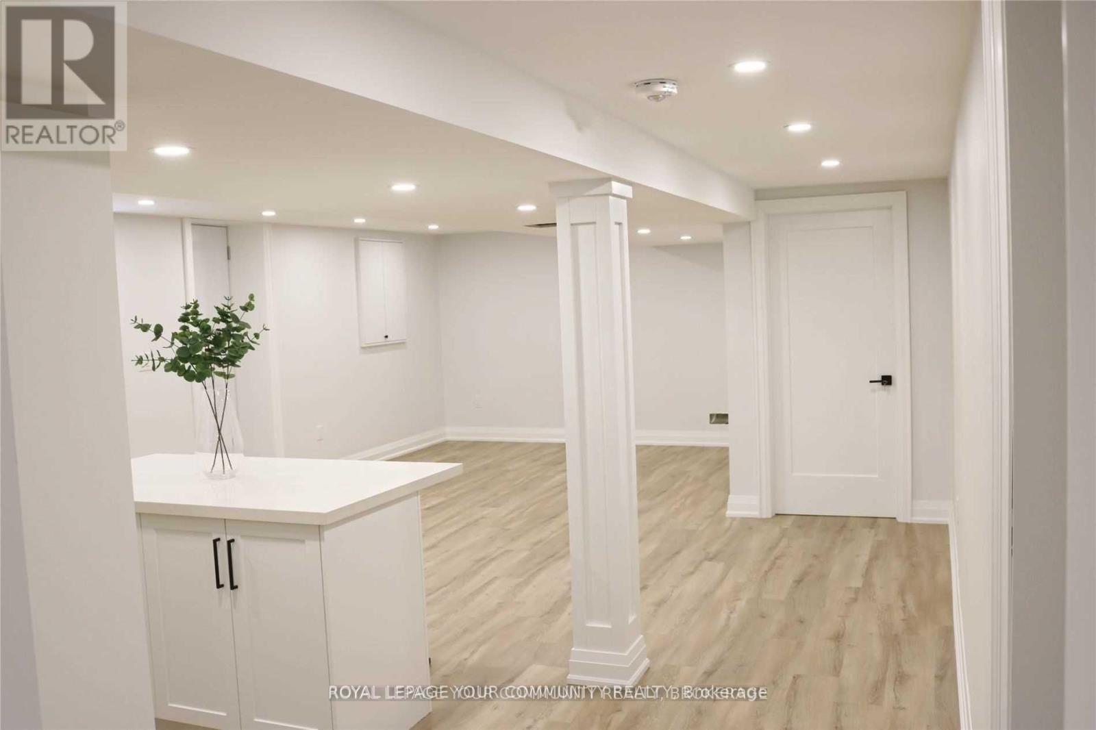 Lower - 4 Norgrove Crescent, Toronto, Ontario M9P 3C6 - Photo 2 - W12599920