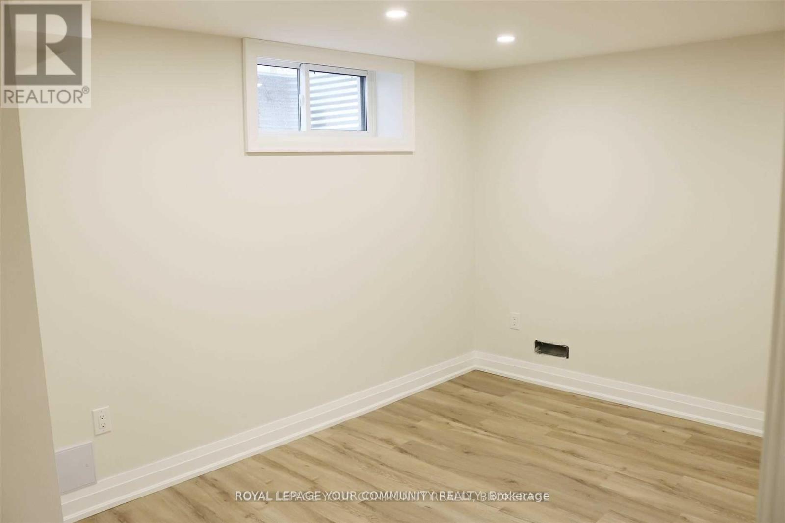 Lower - 4 Norgrove Crescent, Toronto, Ontario M9P 3C6 - Photo 4 - W12599920