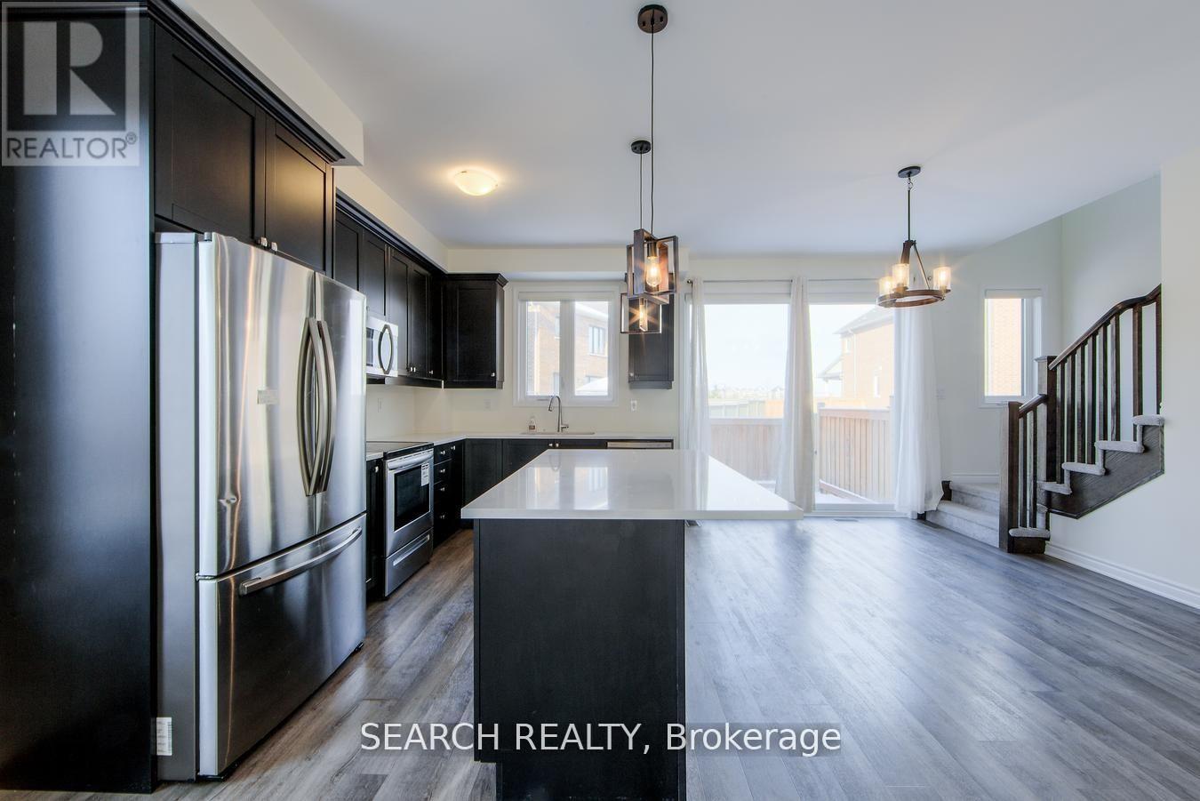 988 Cherry Court, Milton, Ontario  L9E 1P8 - Photo 4 - W12599936