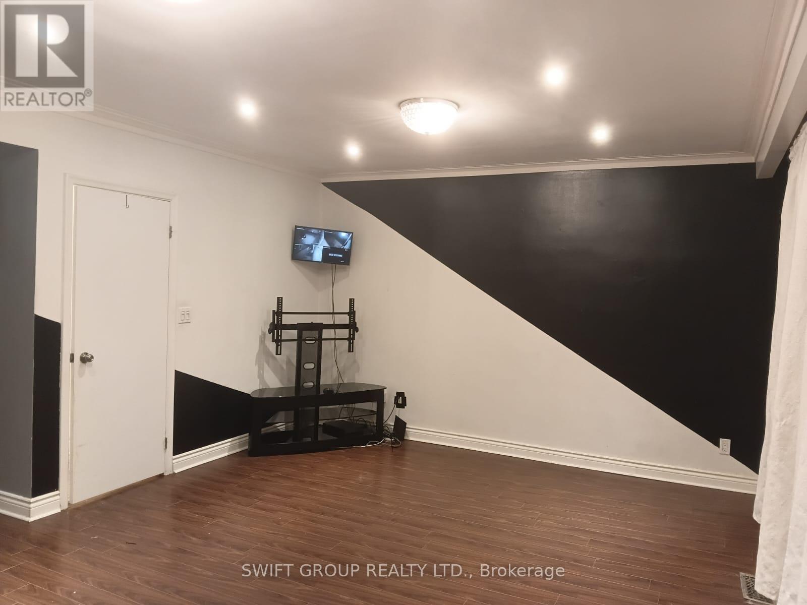 Upper - 8 Heatherglen Road, Toronto, Ontario  M9W 4R1 - Photo 4 - W12599944