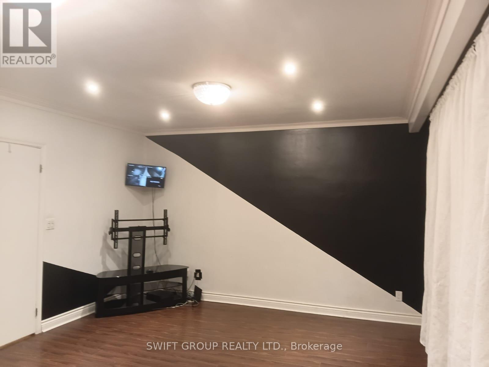 Upper - 8 Heatherglen Road, Toronto, Ontario  M9W 4R1 - Photo 5 - W12599944