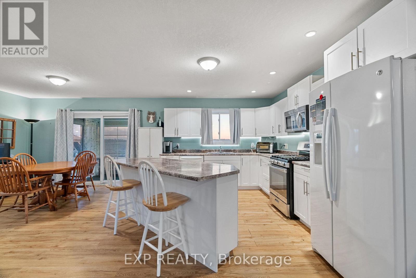 8459 Lazy Lane, Lambton Shores, Ontario  N0M 2N0 - Photo 12 - X12600010