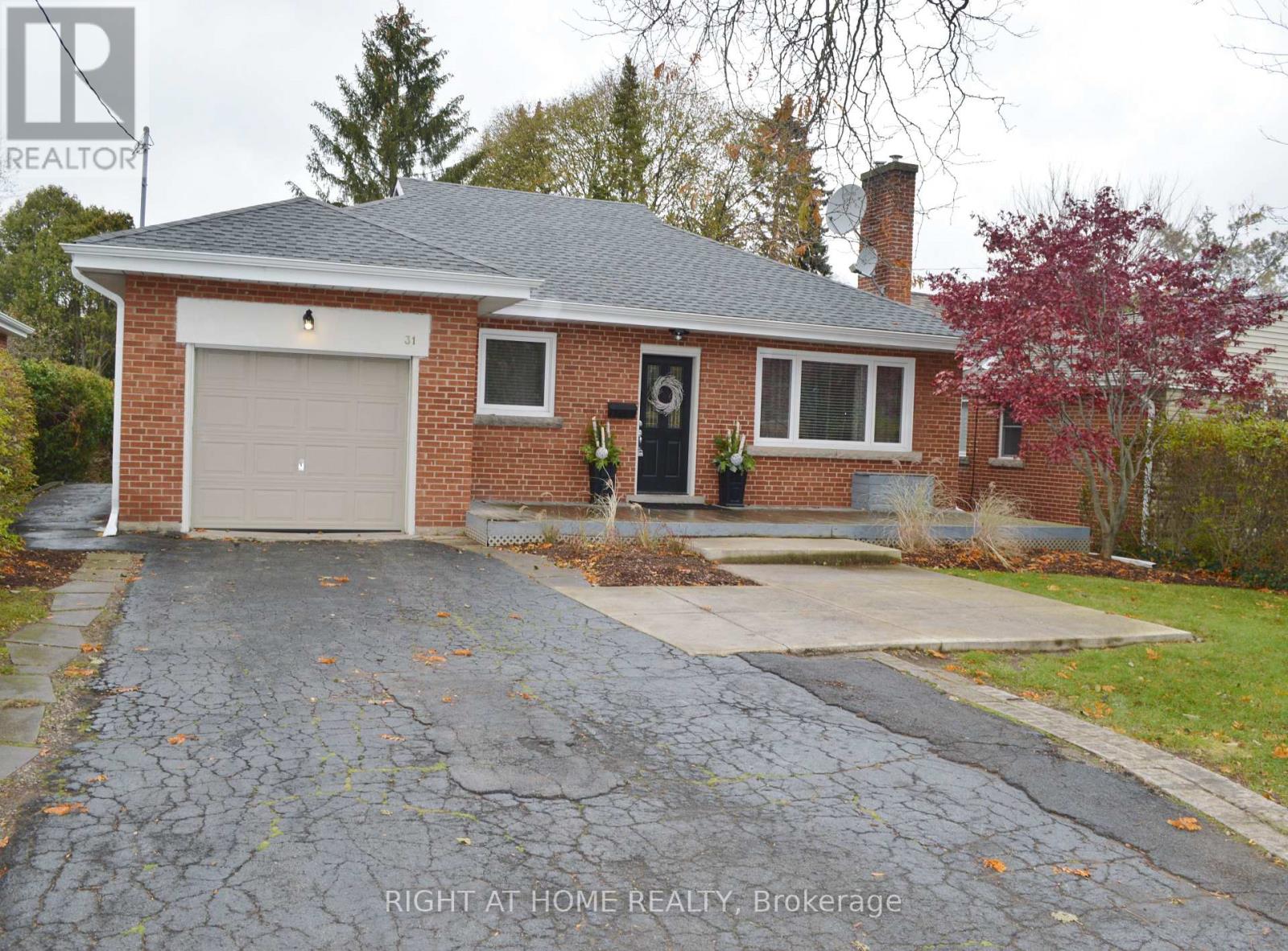 31 Park Avenue E, Burlington, Ontario  L7T 1Y2 - Photo 2 - W12599990