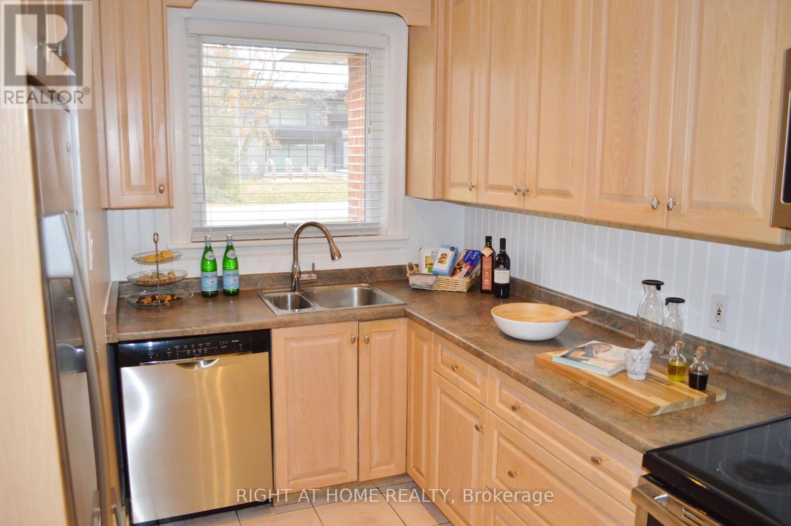 31 Park Avenue E, Burlington, Ontario  L7T 1Y2 - Photo 7 - W12599990