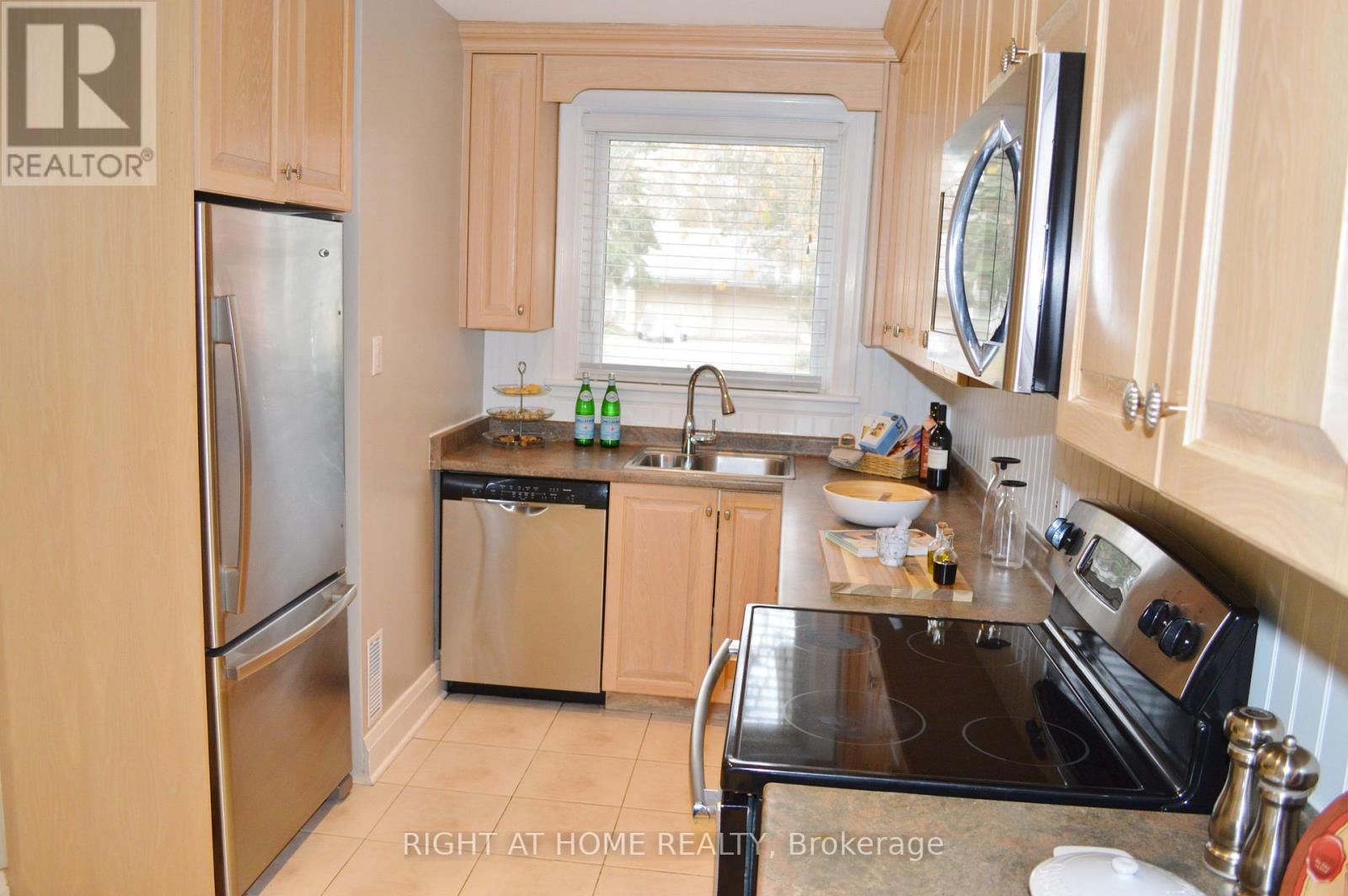 31 Park Avenue E, Burlington, Ontario  L7T 1Y2 - Photo 8 - W12599990