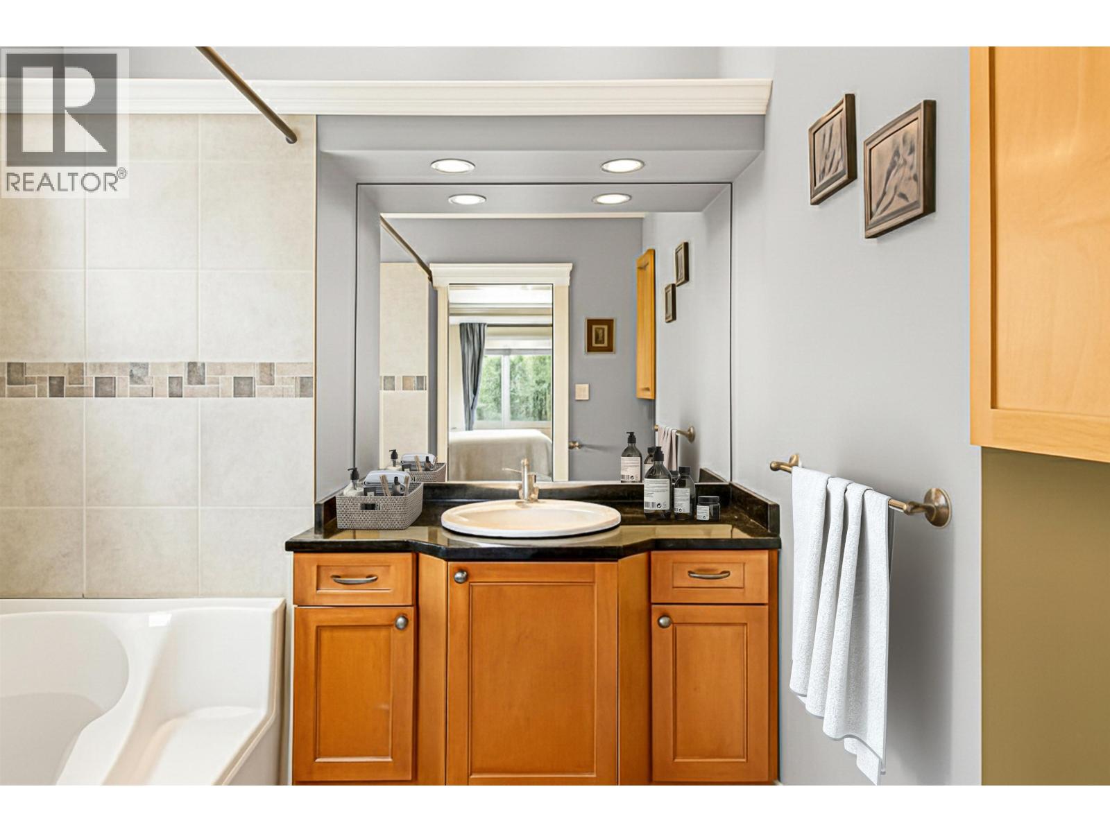 2050 Sperling Avenue, Burnaby, British Columbia  V5B 4K5 - Photo 9 - R3072091