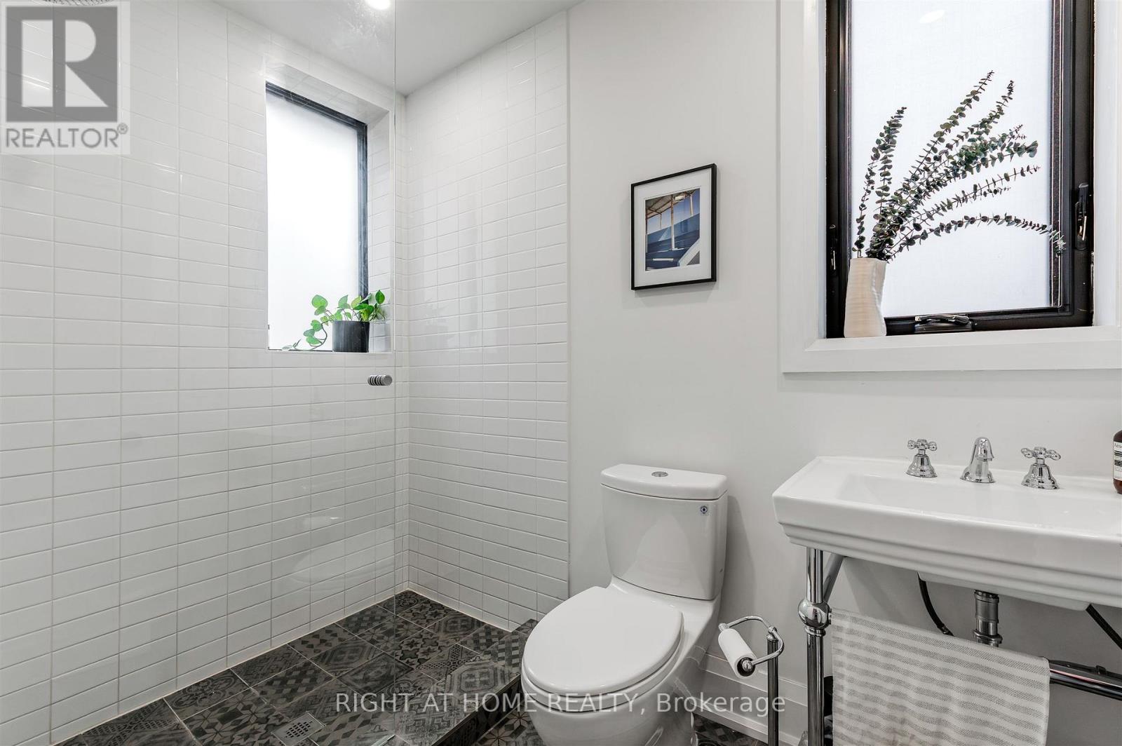 2nd And 3rd Floor - 65 Rusholme Park Crescent, Toronto (Little Portugal), Ontario  M6J 2E1 - Photo 17 - C12600056