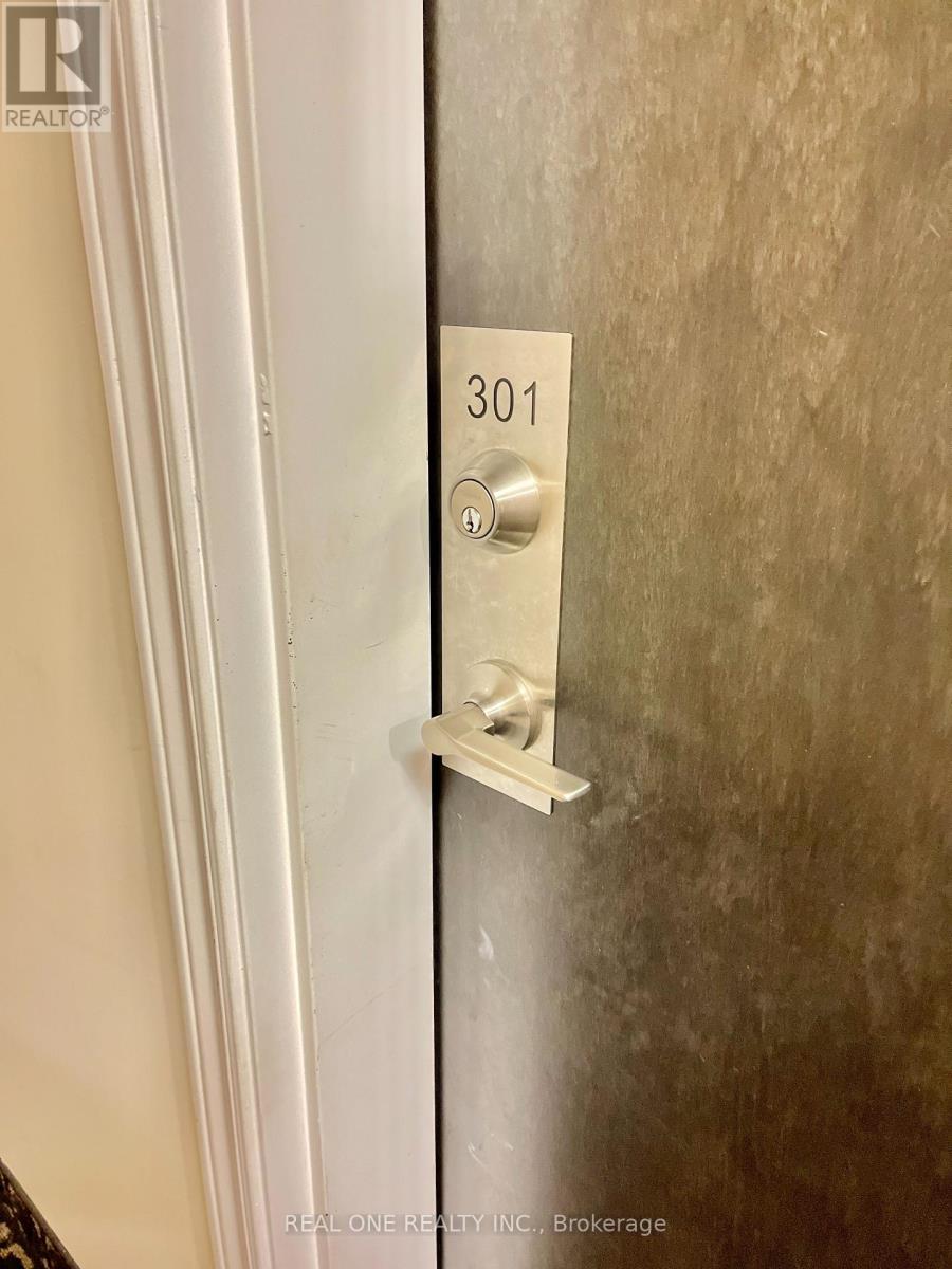 301 - 275 Littlewood Drive, Oakville, Ontario  L6H 0K5 - Photo 2 - W12600066