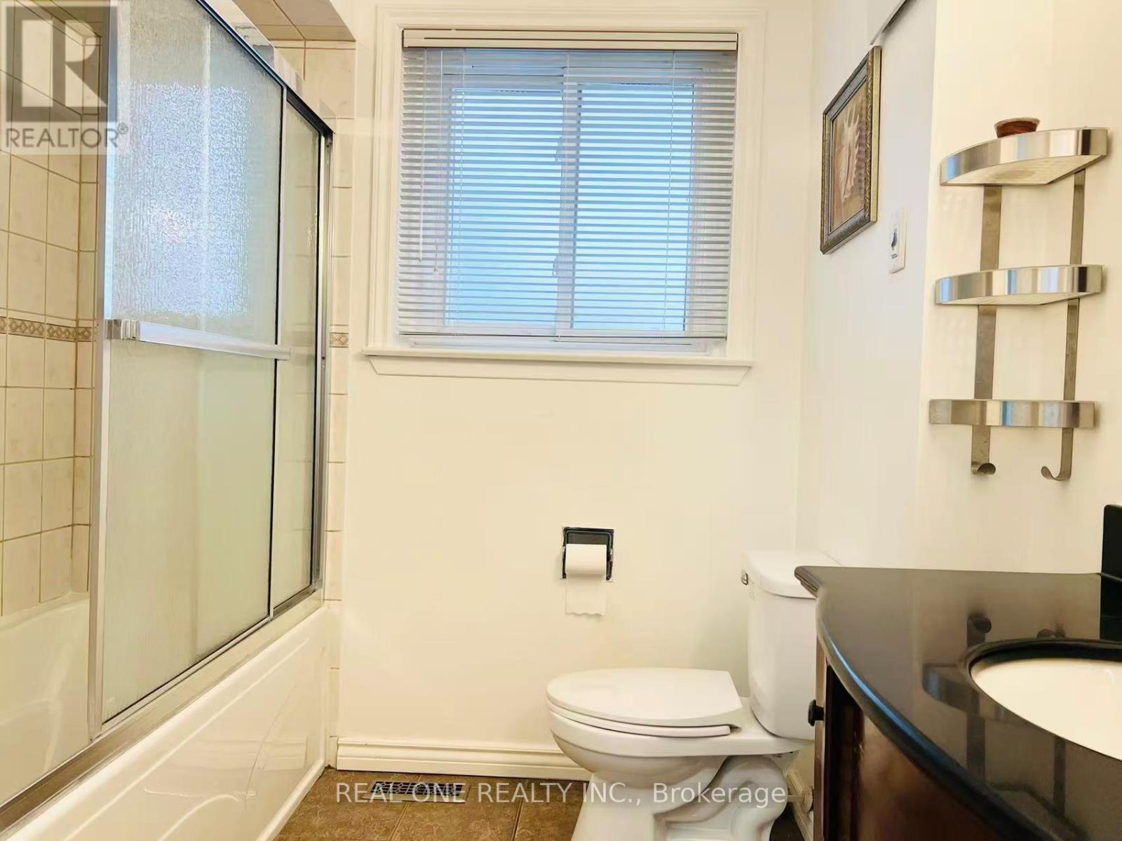 642 Eaglemount Crescent, Mississauga, Ontario  L5C 1N9 - Photo 10 - W12600102