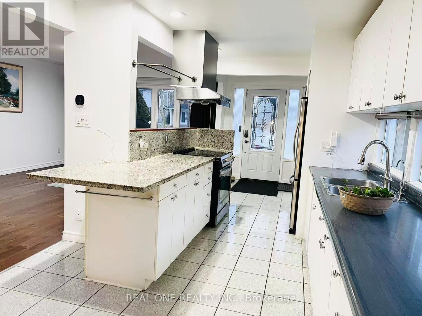 642 Eaglemount Crescent, Mississauga, Ontario  L5C 1N9 - Photo 3 - W12600102