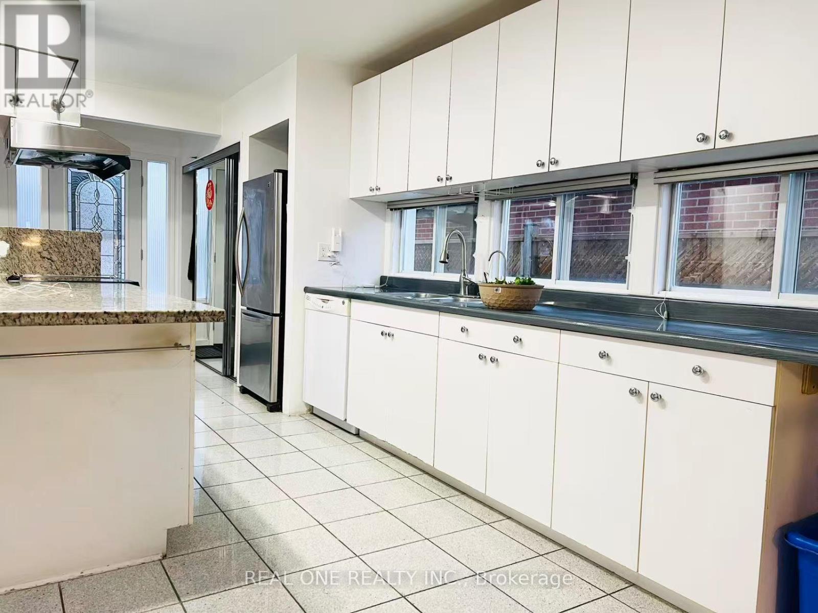 642 Eaglemount Crescent, Mississauga, Ontario  L5C 1N9 - Photo 4 - W12600102