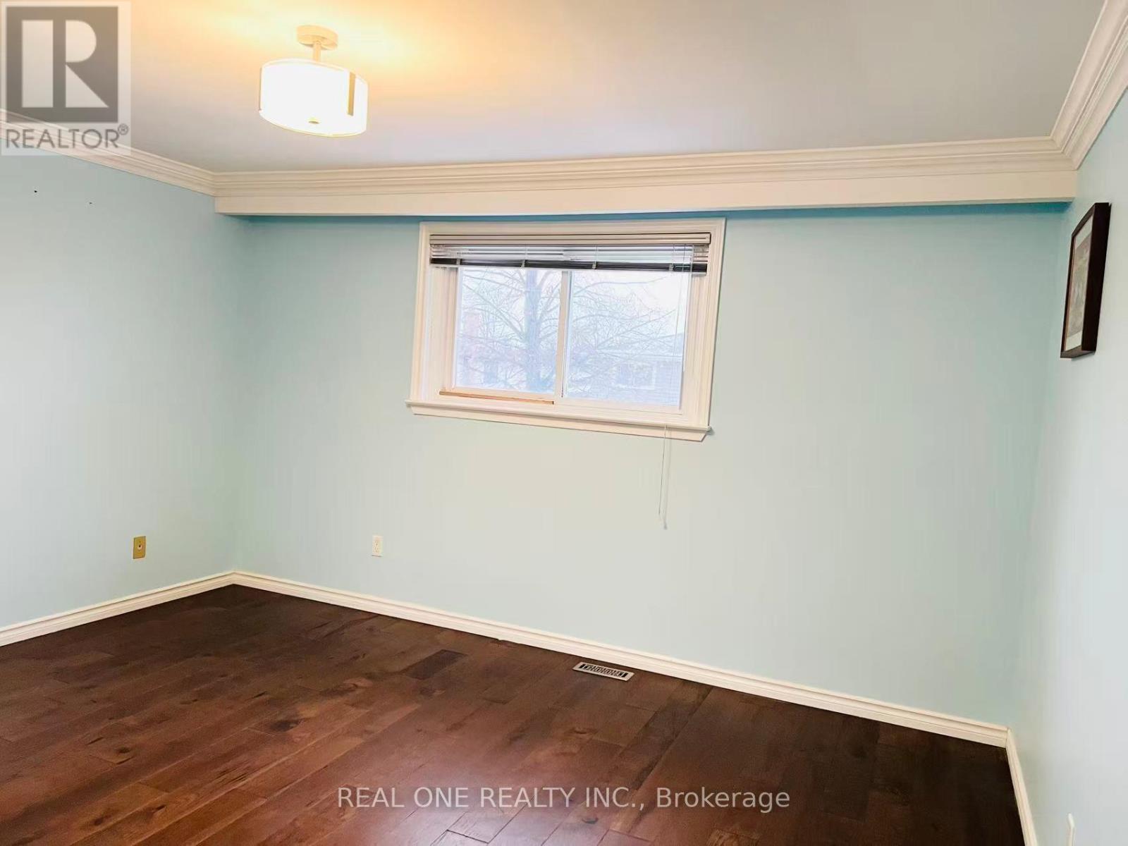 642 Eaglemount Crescent, Mississauga, Ontario  L5C 1N9 - Photo 8 - W12600102