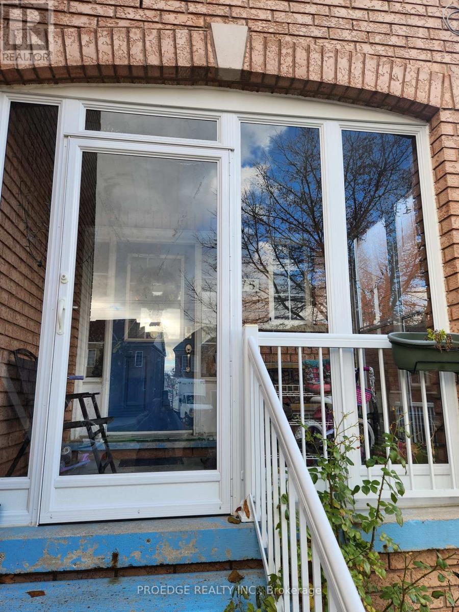 75 Monaco Court, Brampton, Ontario  L7A 1X5 - Photo 4 - W12600124