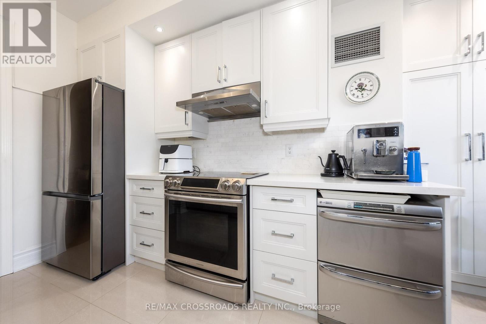 210 - 10 Old York Mills Road, Toronto, Ontario  M2P 2G9 - Photo 9 - C12600168