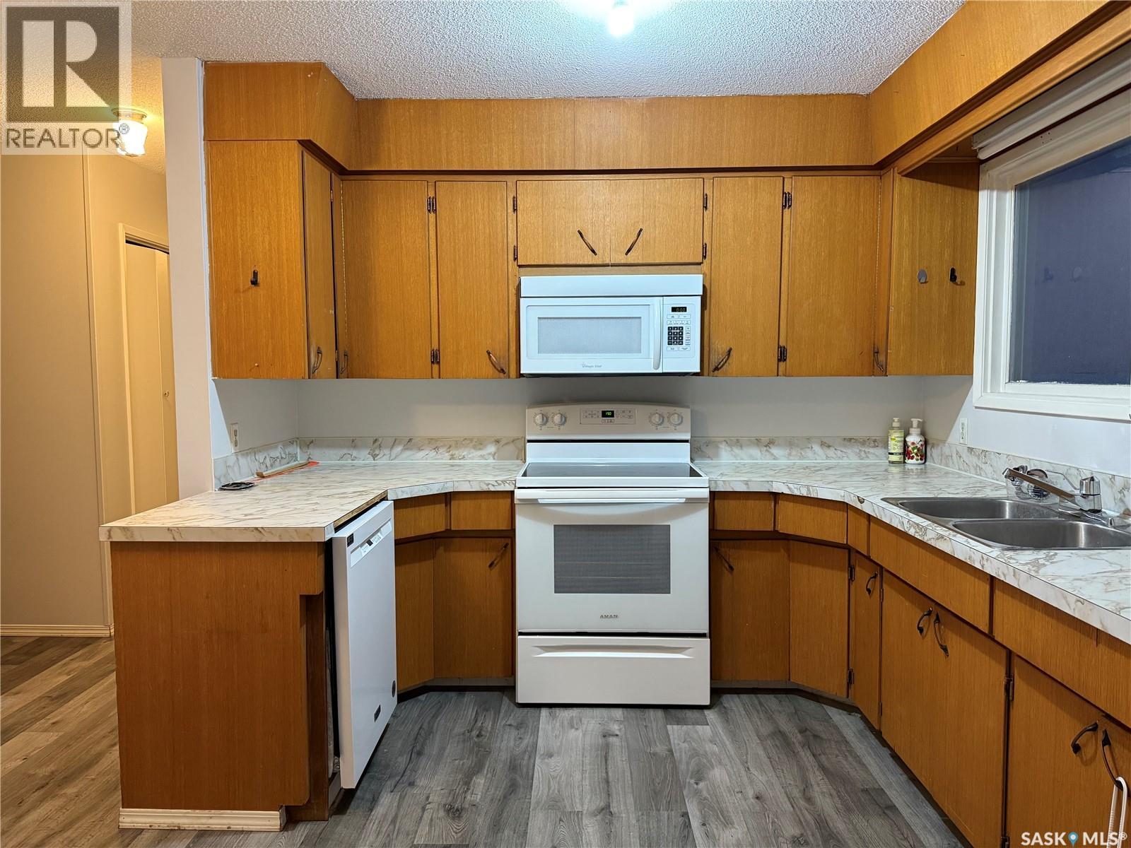 806 Centre Street, Meadow Lake, Saskatchewan  S9X 1G3 - Photo 2 - SK022412