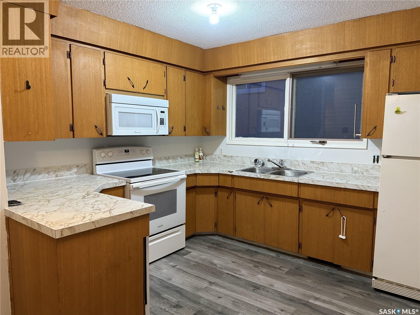 806 Centre Street, Meadow Lake, Saskatchewan  S9X 1G3 - Photo 3 - SK022412